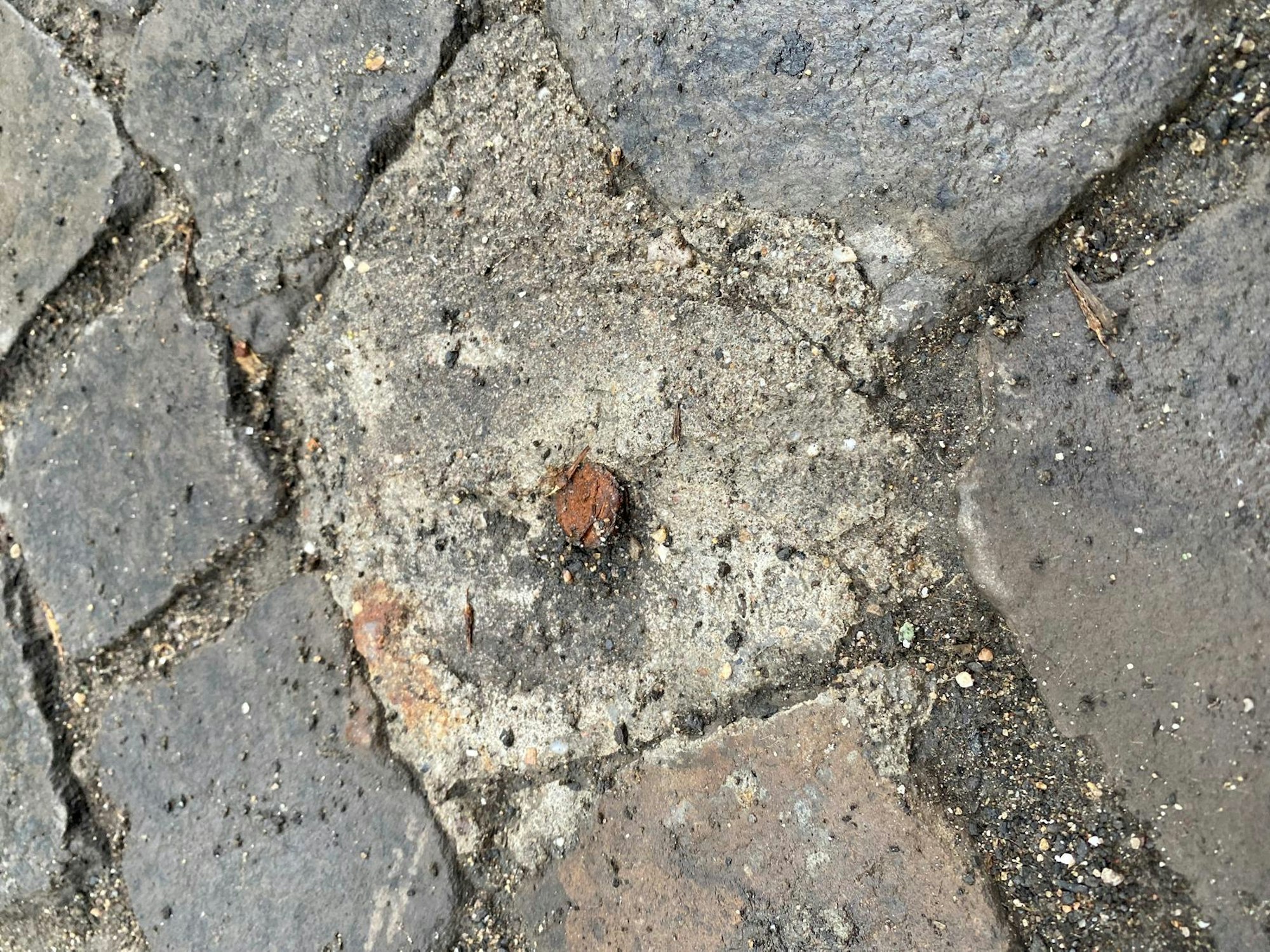 Der Rest der Verankerung im Boden auf dem Hohenzollernring.