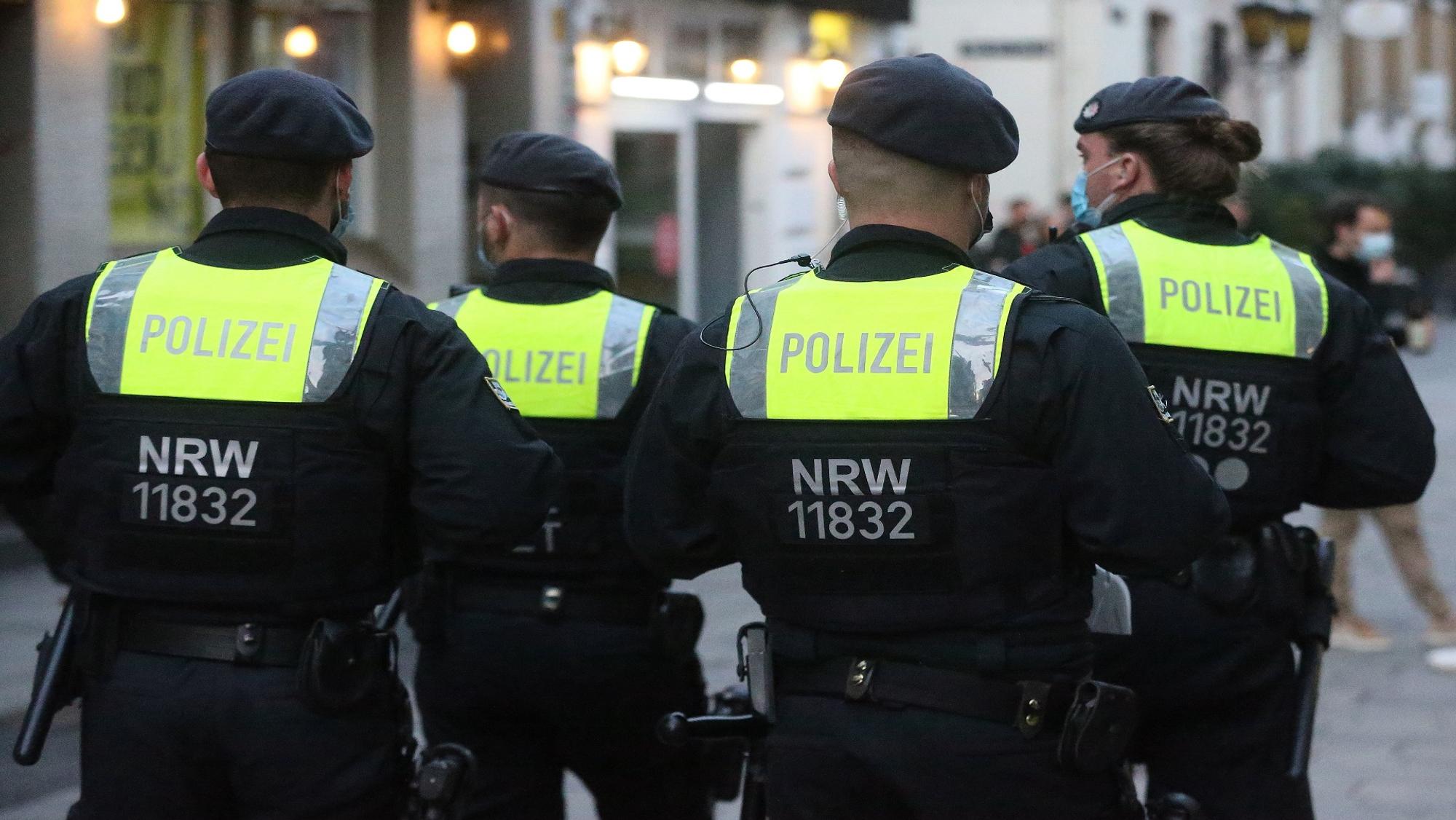 Die Polizei (hier ein Symbolfoto von einem Einsatz in Düsseldorf) sucht in NRW nach dem Mann.
