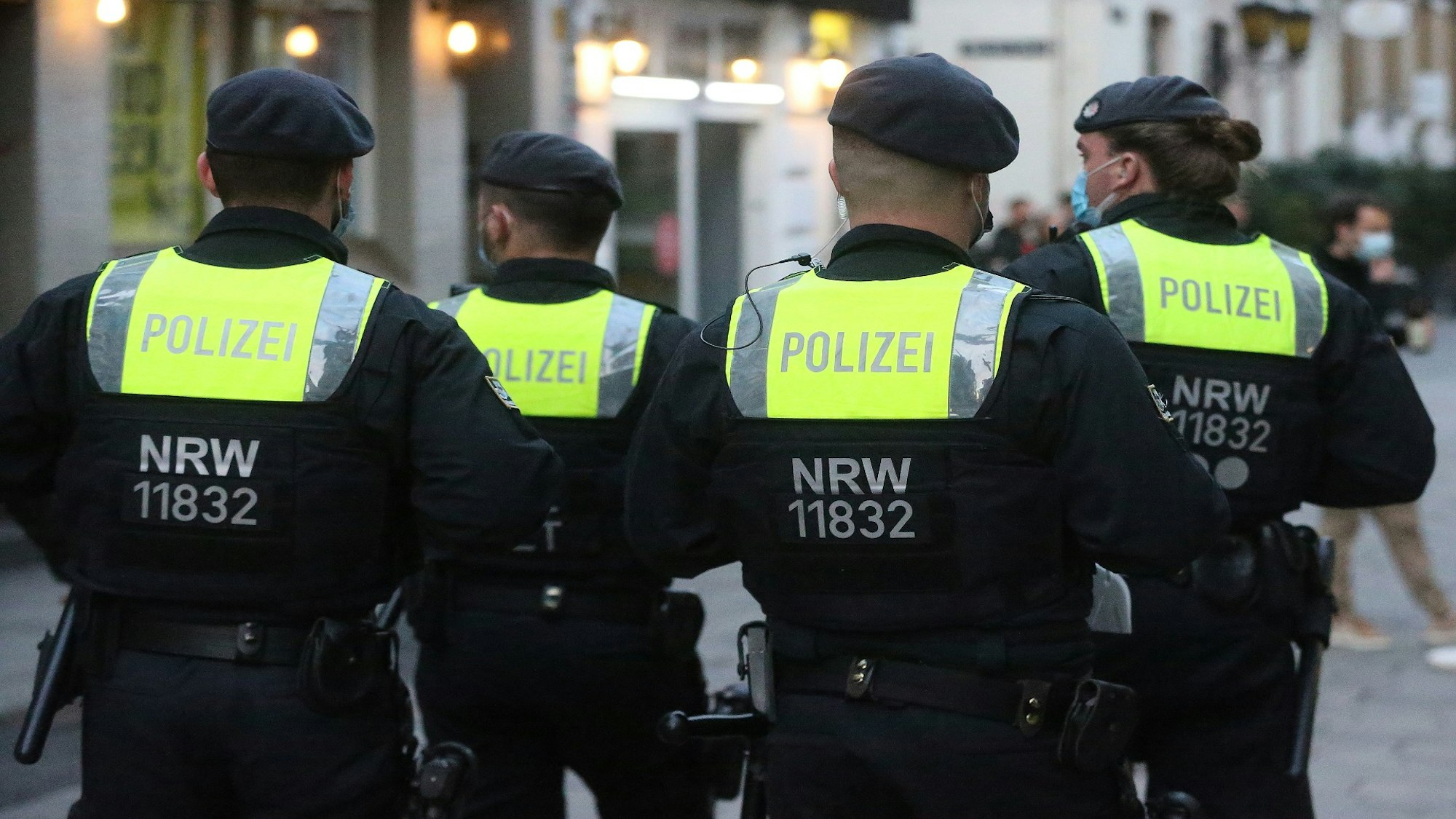 Die Polizei (hier ein Symbolfoto von einem Einsatz in Düsseldorf) sucht in NRW nach dem Mann.