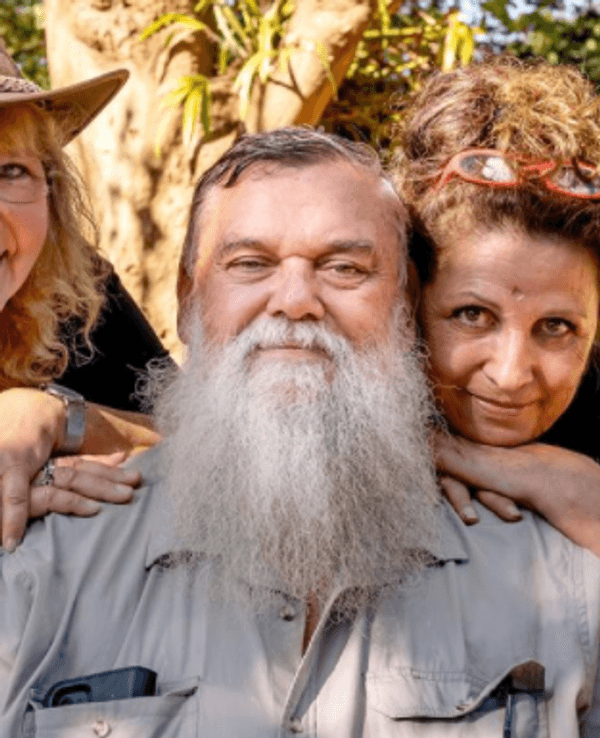 Bauer sucht Frau International-Teilnehmer Werner, hier mit seinen Liebes-Anwärterinnen Karin und Conny auf seinem Hof in Südafrika, stirbt nach den Dreharbeiten an Krebs.