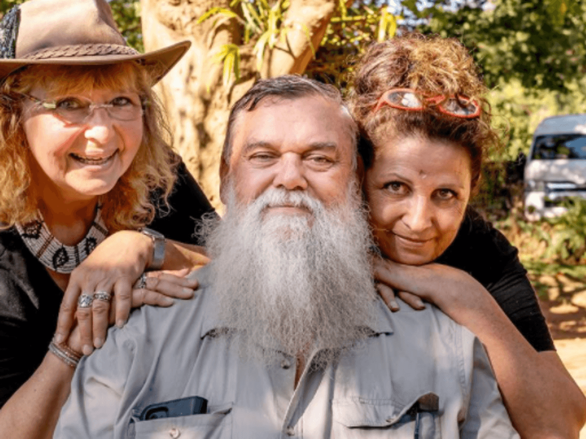 Bauer sucht Frau International-Teilnehmer Werner, hier mit seinen Liebes-Anwärterinnen Karin und Conny auf seinem Hof in Südafrika, stirbt nach den Dreharbeiten an Krebs.