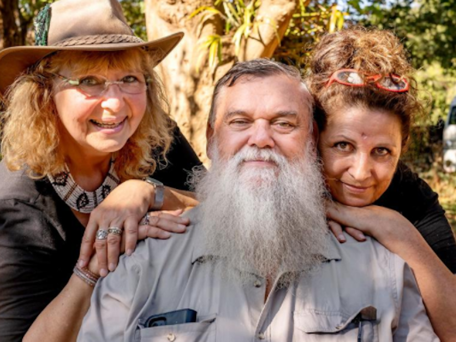 Bauer sucht Frau International-Teilnehmer Werner, hier mit seinen Liebes-Anwärterinnen Karin und Conny auf seinem Hof in Südafrika, stirbt nach den Dreharbeiten an Krebs.