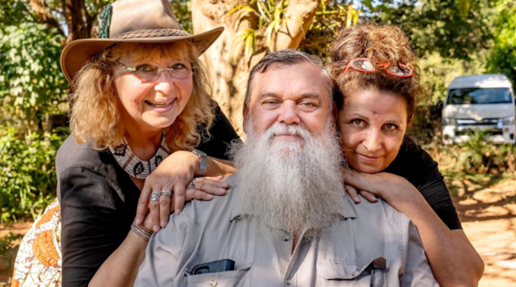 Bauer sucht Frau International-Teilnehmer Werner, hier mit seinen Liebes-Anwärterinnen Karin und Conny auf seinem Hof in Südafrika, stirbt nach den Dreharbeiten an Krebs.