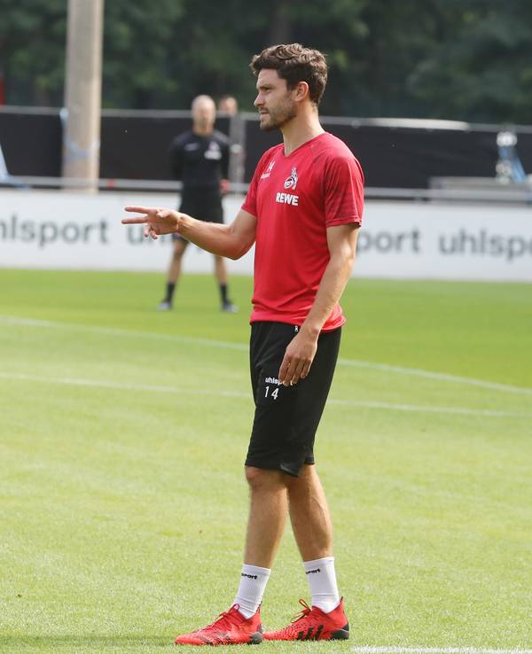 Steffen Baumgart und Jonas Hector sprechen beim Training des 1. FC Köln.
