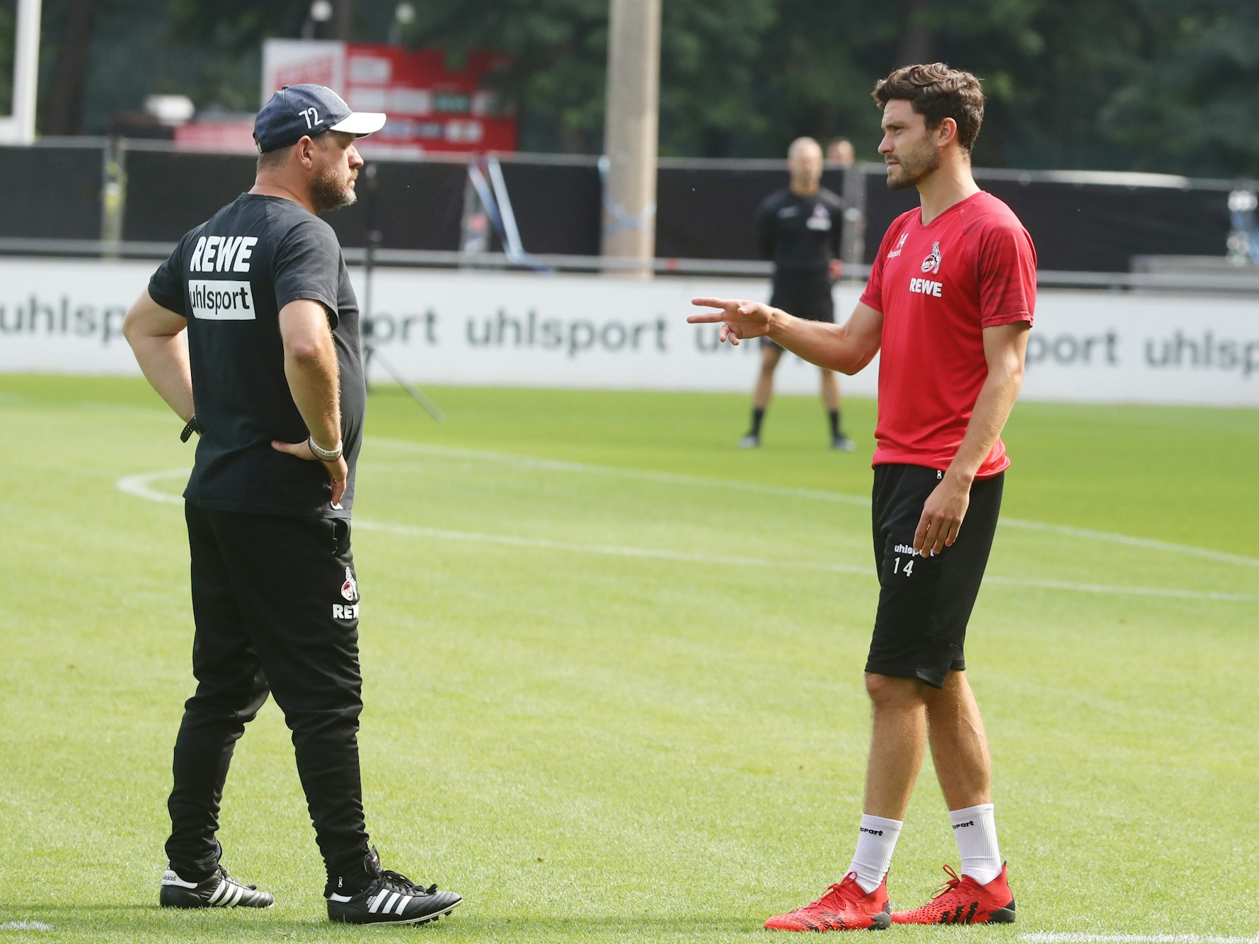 Steffen Baumgart und Jonas Hector sprechen beim Training des 1. FC Köln.