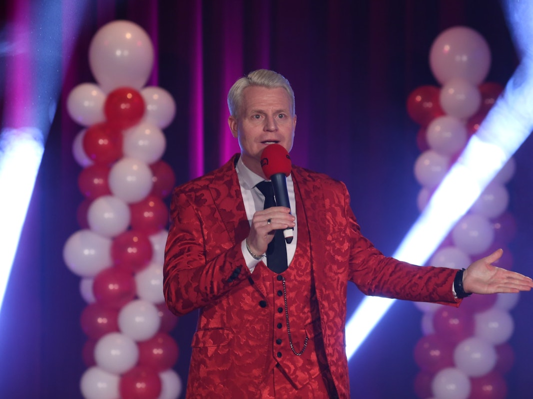 Guido Cantz als Redner auf der Bühne bei der Proklamation des Porzer Dreigestirns. Foto von Martina Goyert, honorarfrei