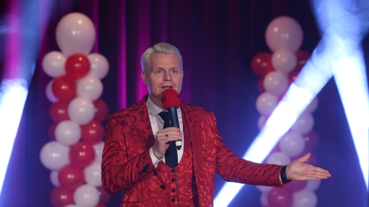 Guido Cantz als Redner auf der Bühne bei der Proklamation des Porzer Dreigestirns. Foto von Martina Goyert, honorarfrei