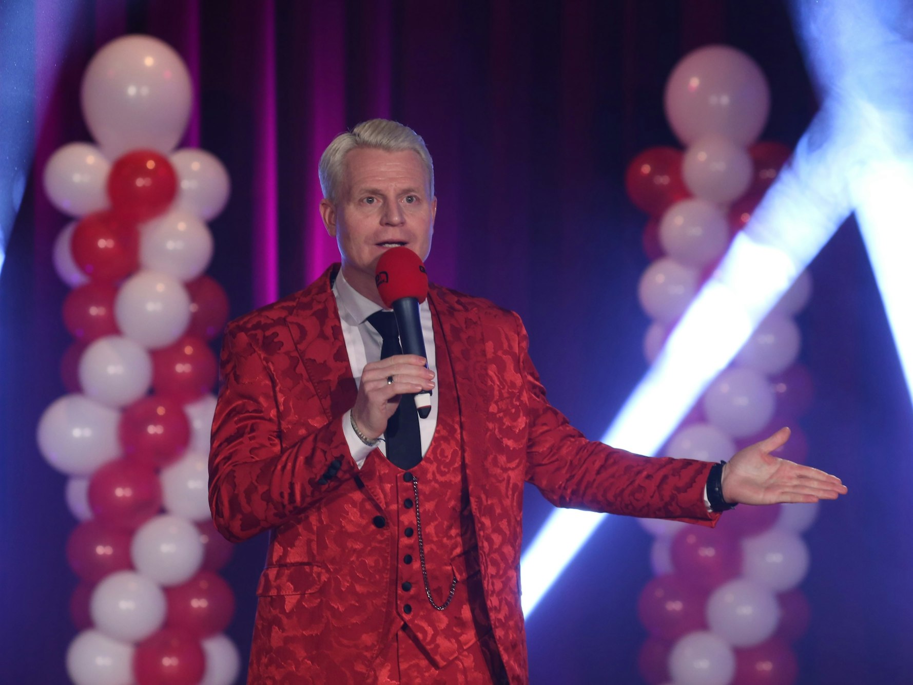 Guido Cantz als Redner auf der Bühne bei der Proklamation des Porzer Dreigestirns. Foto von Martina Goyert, honorarfrei