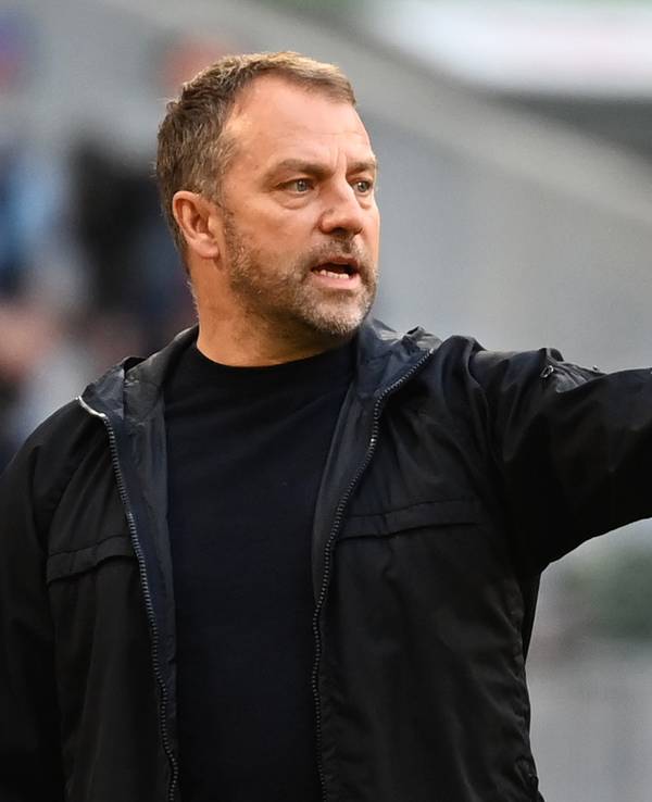 Bayern Münchens ehemaliger Trainer Hansi Flick gibt Anweisungen während des Bundesligaspiels gegen Union Berlin im April 2021.