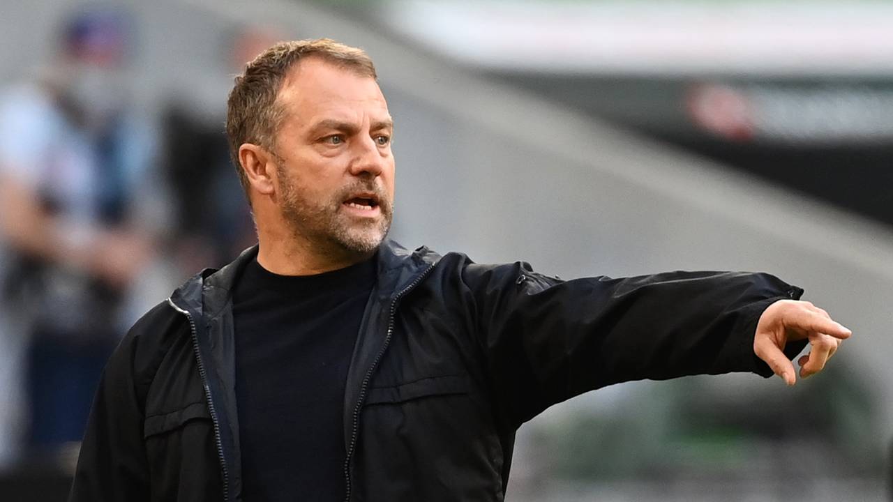 Bayern Münchens ehemaliger Trainer Hansi Flick gibt Anweisungen während des Bundesligaspiels gegen Union Berlin im April 2021.