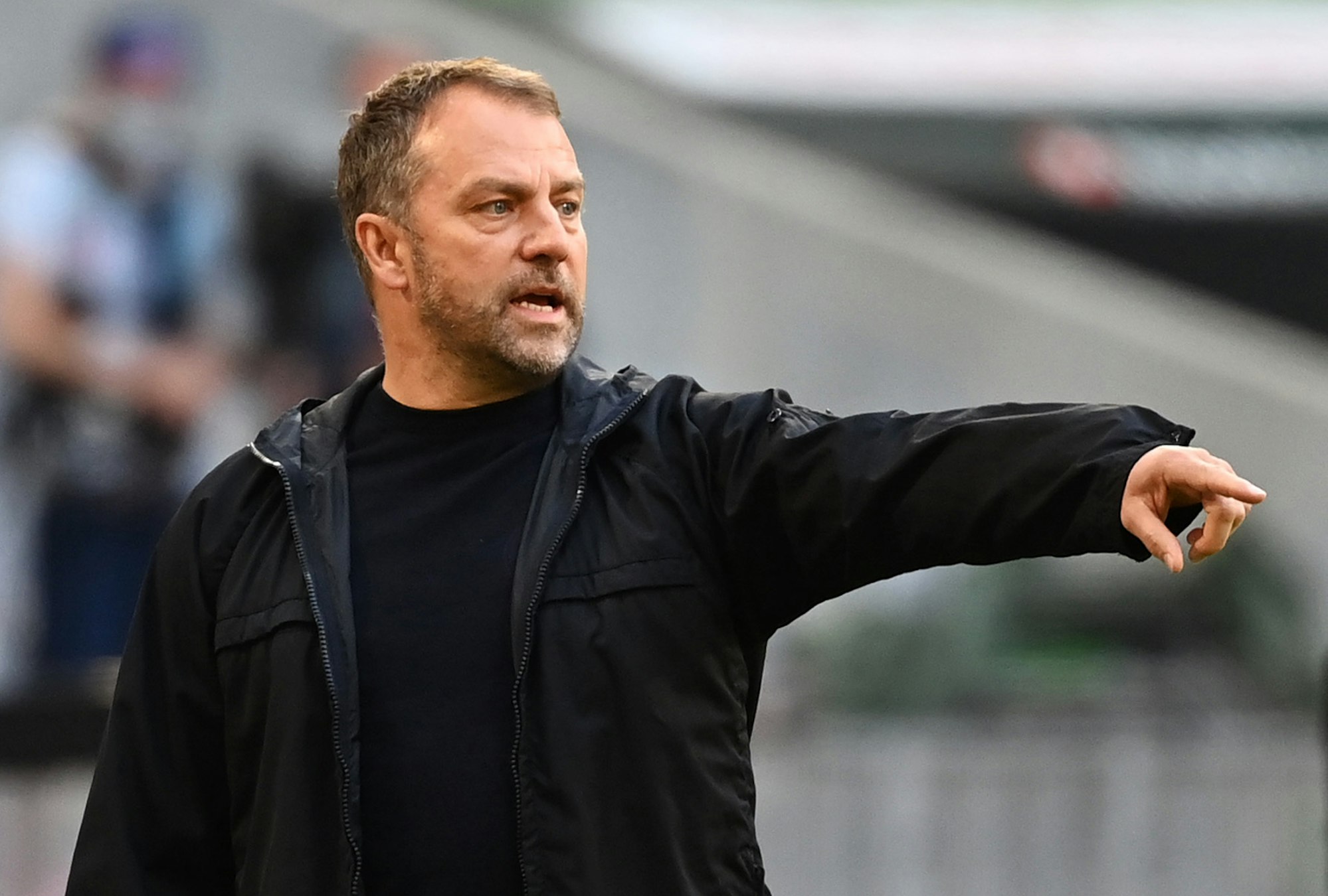 Bayern Münchens ehemaliger Trainer Hansi Flick gibt Anweisungen während des Bundesligaspiels gegen Union Berlin im April 2021.