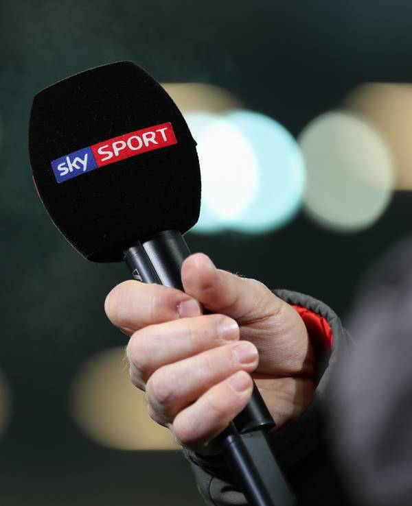 Ein Mikrofon des Pay-TV-Senders Sky Sport ist bei einem Interview am Rande der Bundesliga-Begegnung SC Paderborn 07 - VfL Wolfsburg zu sehen.