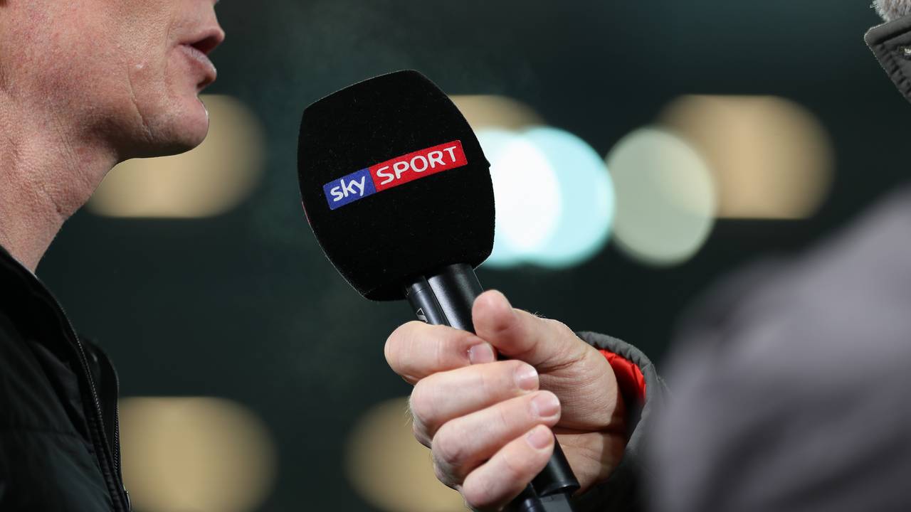 Ein Mikrofon des Pay-TV-Senders Sky Sport ist bei einem Interview am Rande der Bundesliga-Begegnung SC Paderborn 07 - VfL Wolfsburg zu sehen.