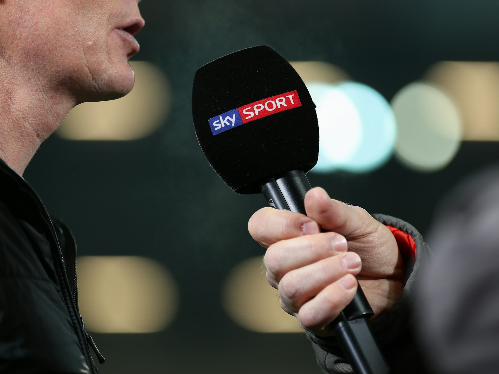 Ein Mikrofon des Pay-TV-Senders Sky Sport ist bei einem Interview am Rande der Bundesliga-Begegnung SC Paderborn 07 - VfL Wolfsburg zu sehen.