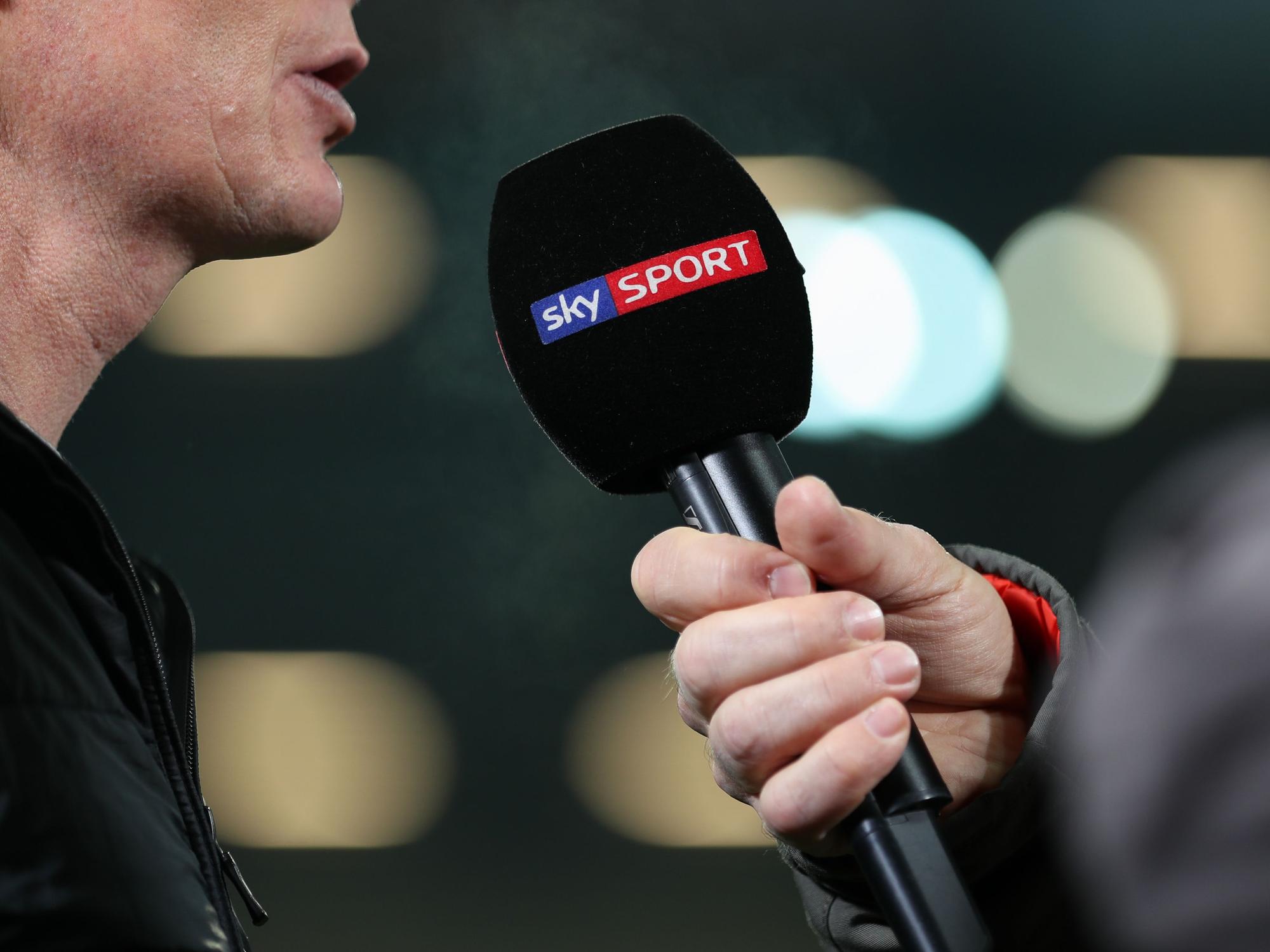 Ein Mikrofon des Pay-TV-Senders Sky Sport ist bei einem Interview am Rande der Bundesliga-Begegnung SC Paderborn 07 - VfL Wolfsburg zu sehen.