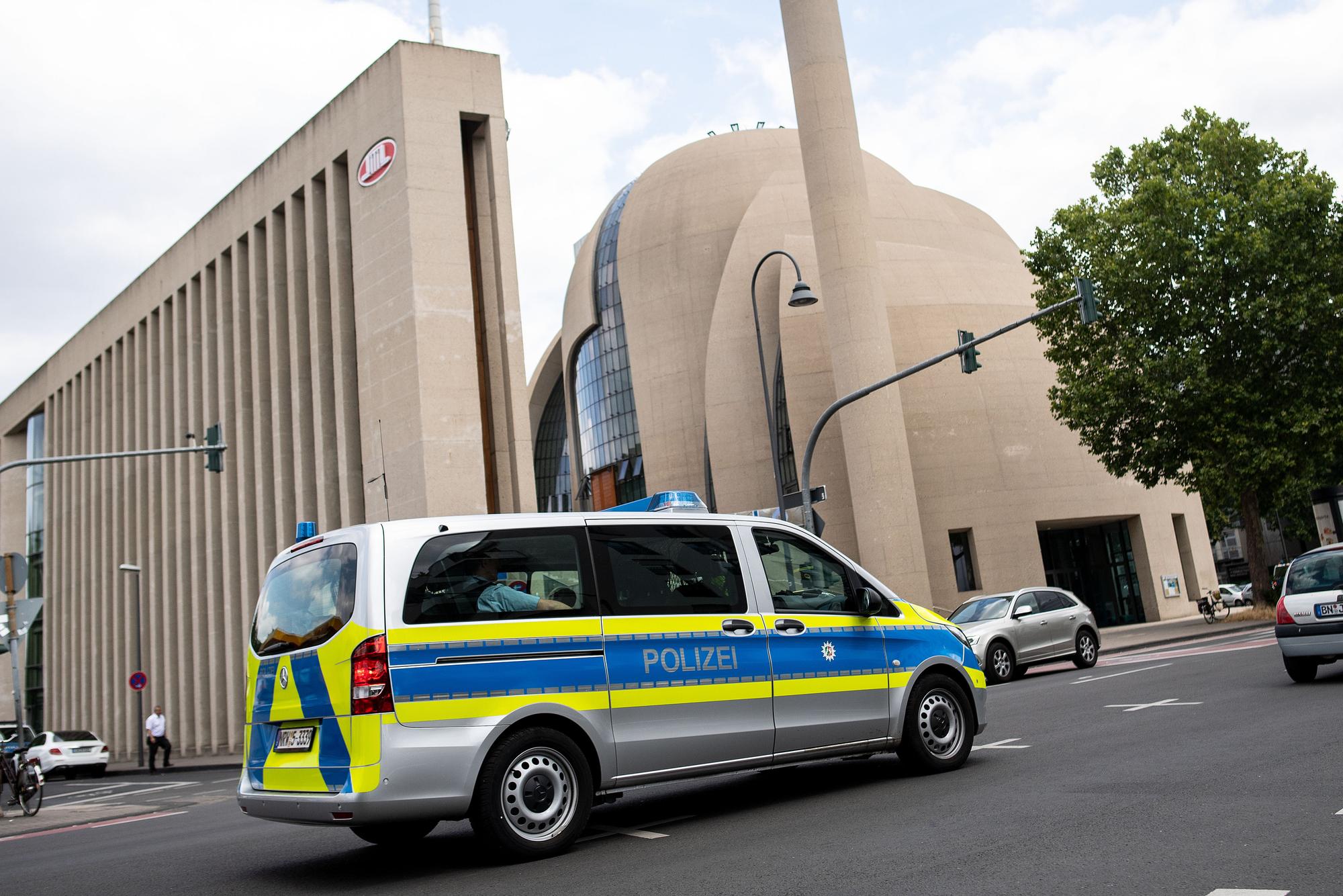 Ein Polizeiwagen fährt an der Zentralmoschee vorbei.