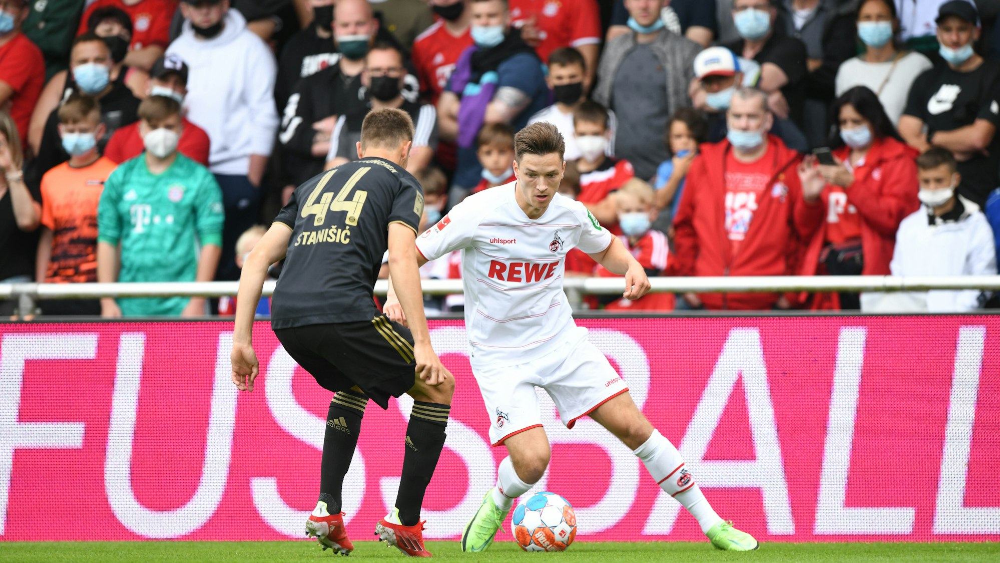 Noah Katterbach dribbelt im Zweikampf mit Josip Stanisic vom FC Bayern.