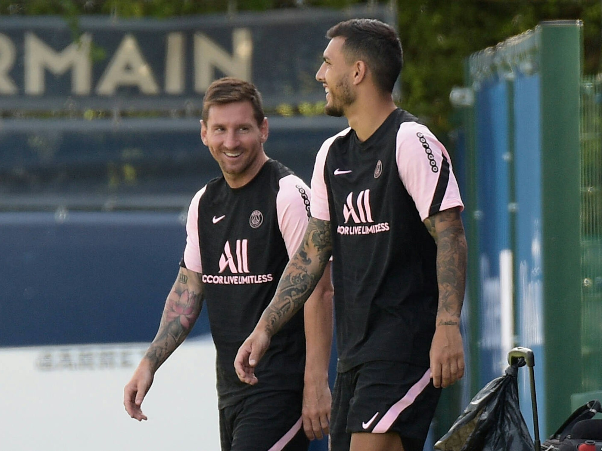 Lionel Messi und Leandro Paredes scherzen beim PSG-Training.