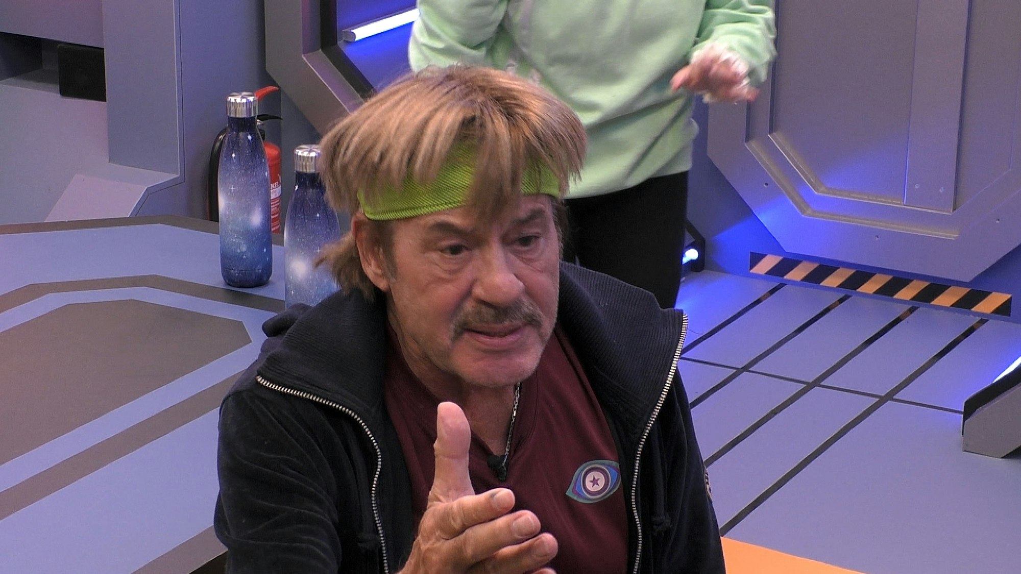 Auf der Raumstation von Promi Big Brother 2021 herrscht nach dem Einkauf dicke Luft: Paco Steinbeck und Papis Loveday legen sich mit dem Rest der Crew, allen voran Jörg Draeger (im Bild), an.