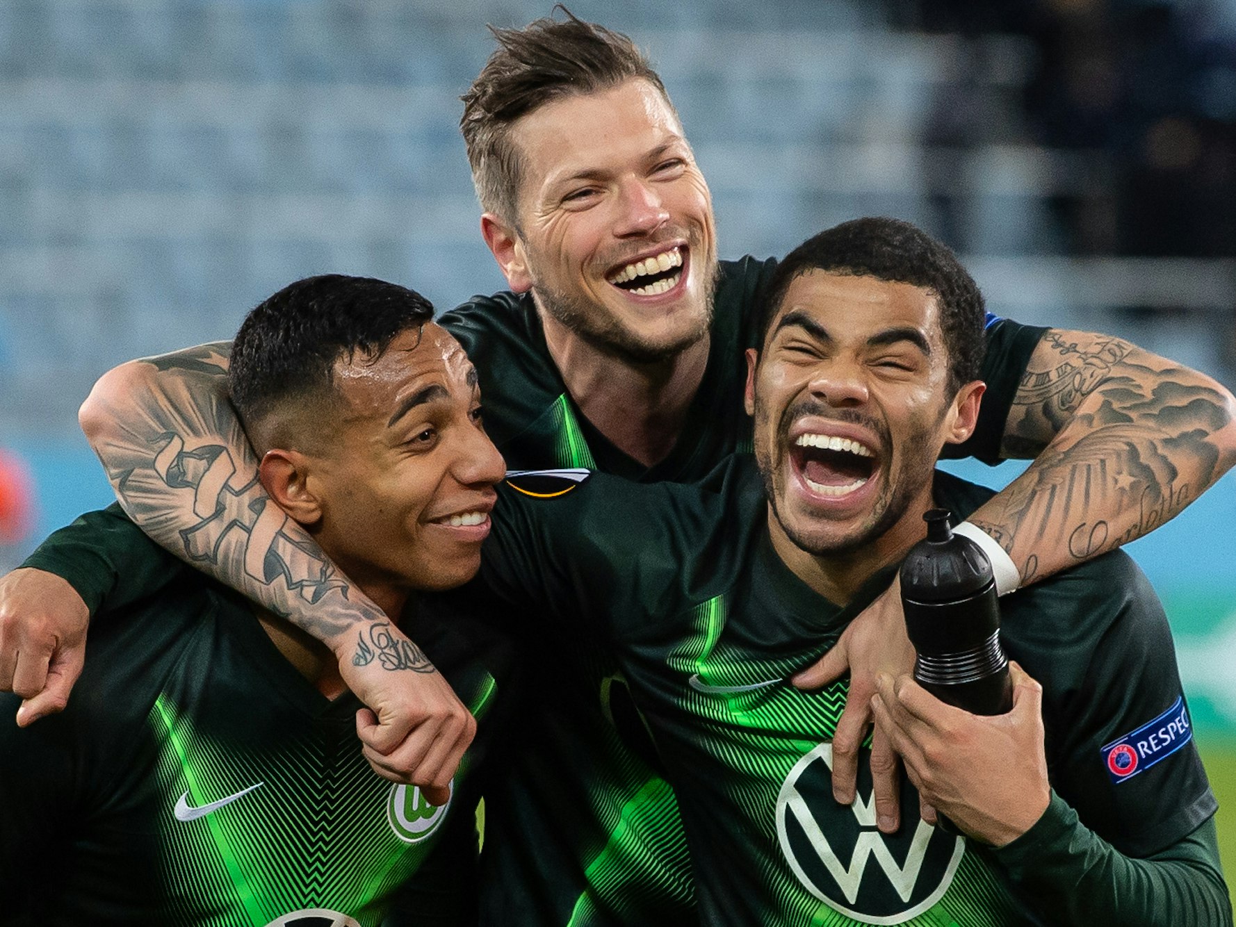 Wolfsburgs Joao Victor (l-r), Daniel Ginczek und Paulo Otavio jubeln nach dem Spiel gegen Malmö im Februar 2020.