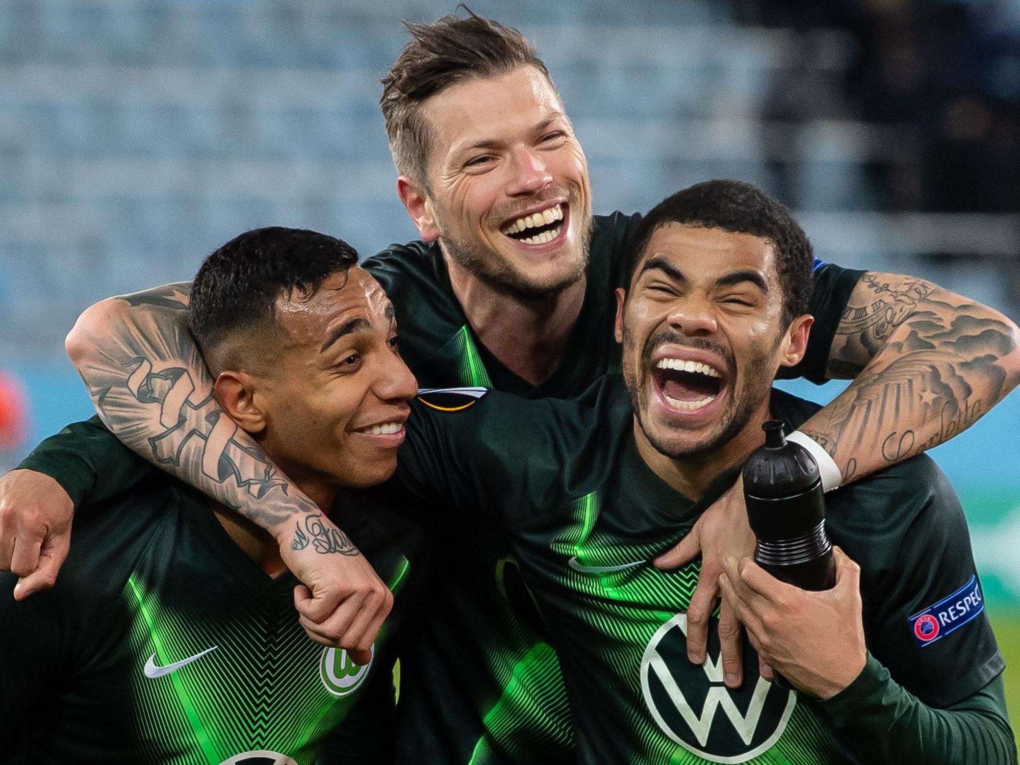Wolfsburgs Joao Victor (l-r), Daniel Ginczek und Paulo Otavio jubeln nach dem Spiel gegen Malmö im Februar 2020.