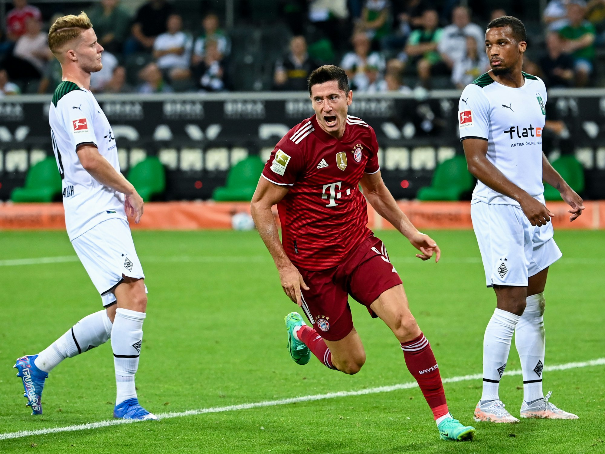Münchens Robert Lewandowski (M) jubelt über seinen Treffer zum 1:1 im Bundesliga-Auftaktspiel gegen Borussia Mönchengladbach.