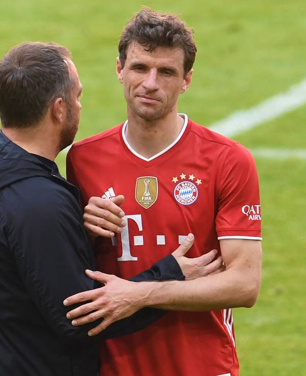 Münchens Trainer Hansi Flick (l) bedankt sich nach dem Spiel bei Thomas Müller.