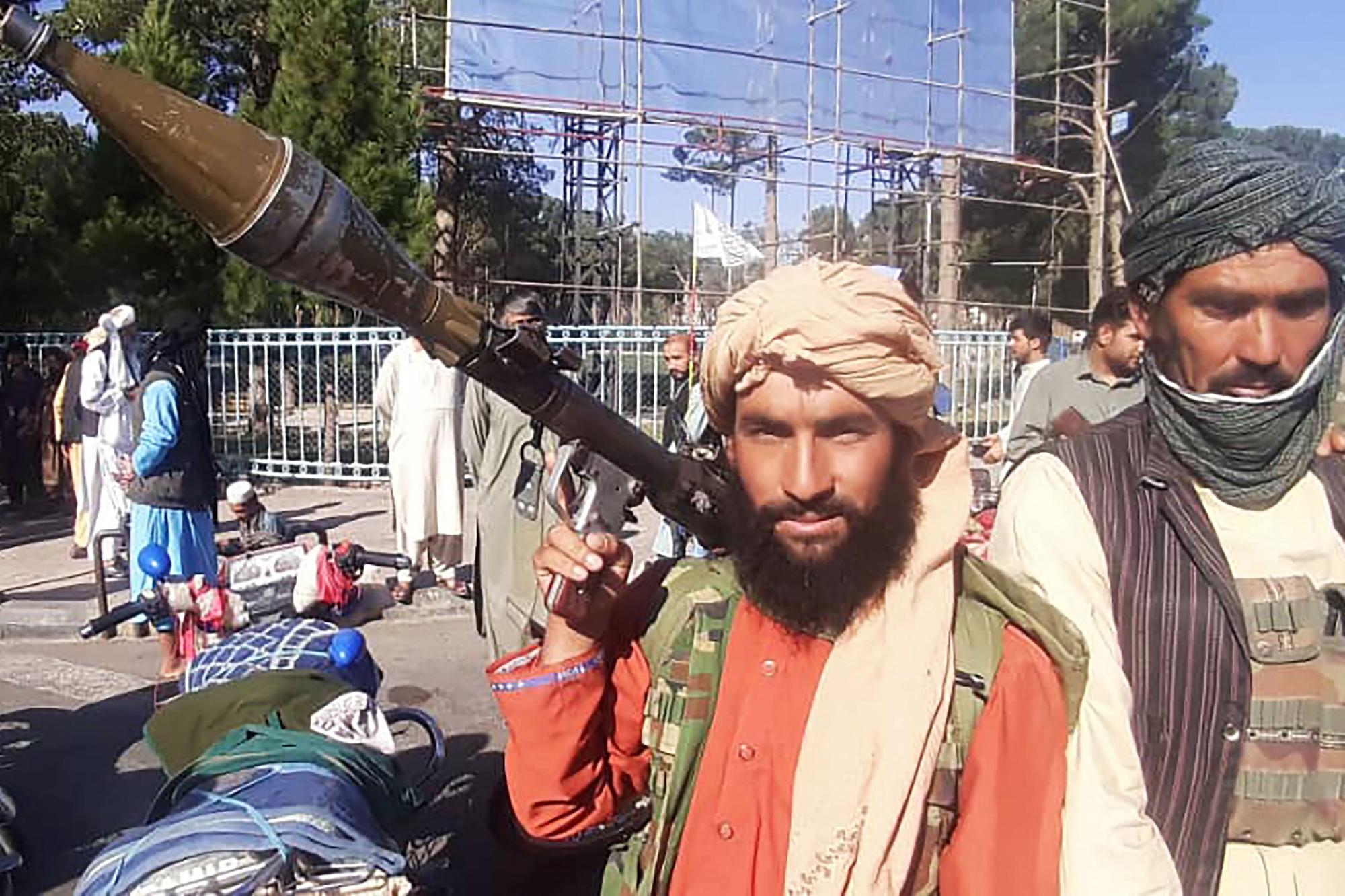 Taliban-Kämpfer präsentieren sich am 12. August stolz auf der Straße nach Herat.