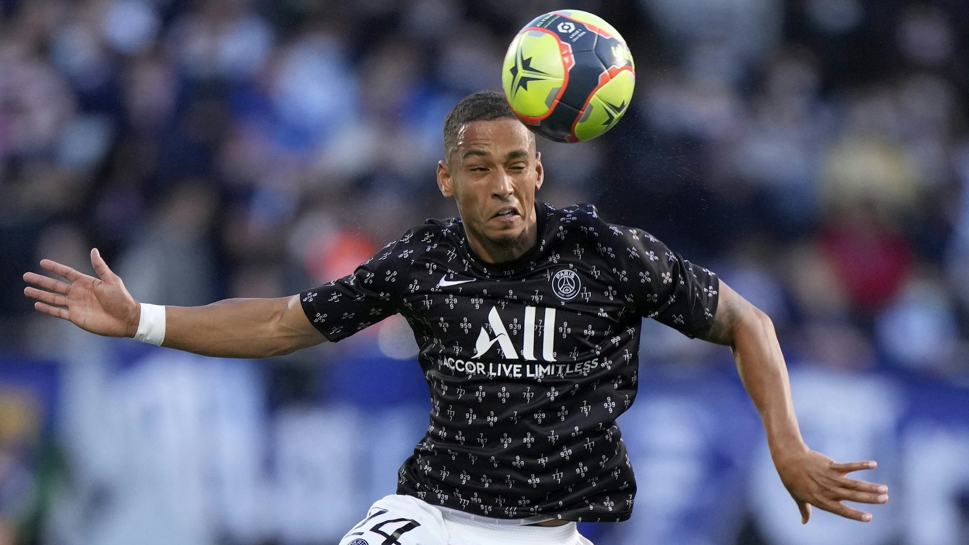 Thilo Kehrer von Paris wärmt sich auf.