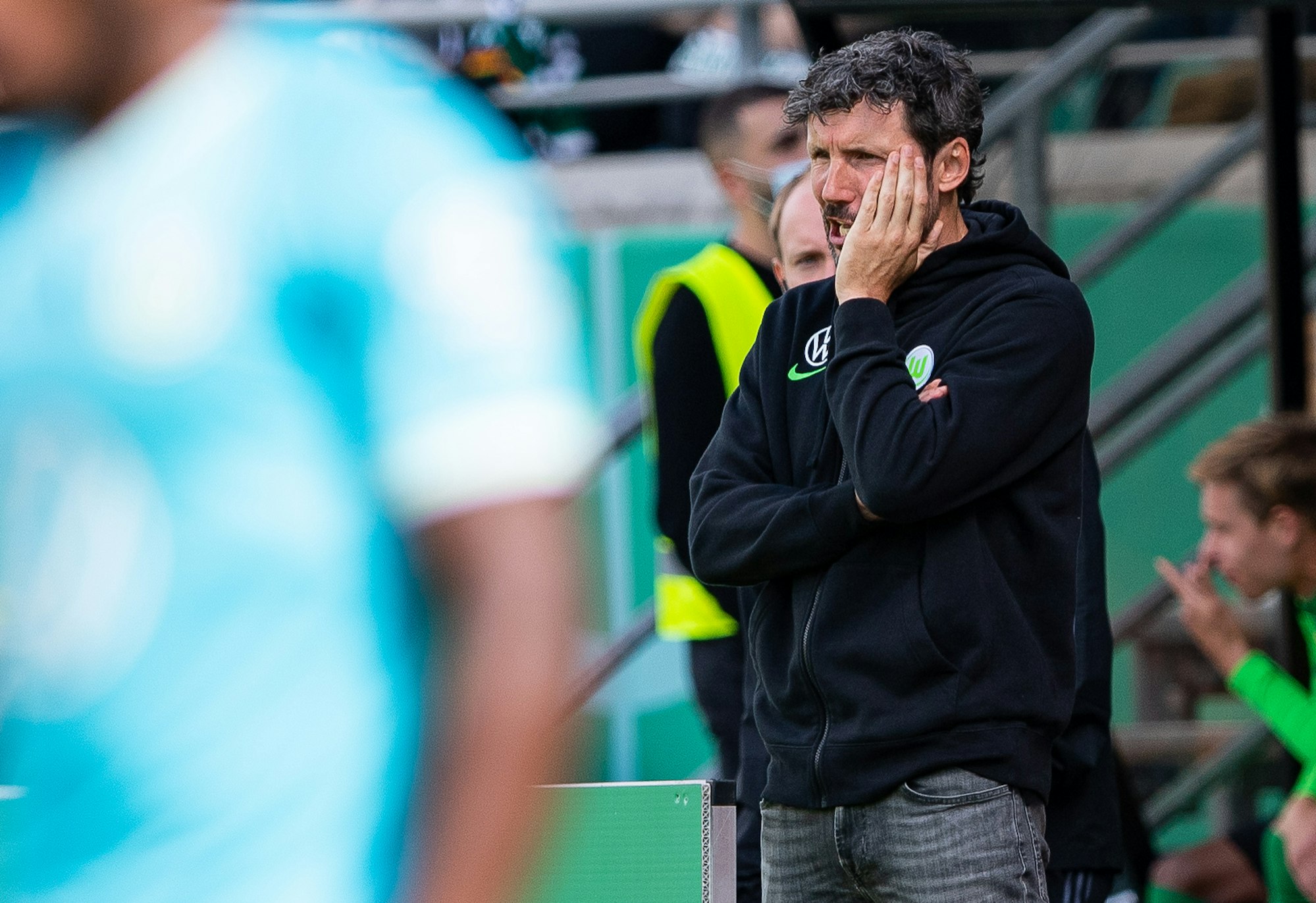 Wolfsburgs Trainer Mark van Bommel steht an der Seitenlinie.