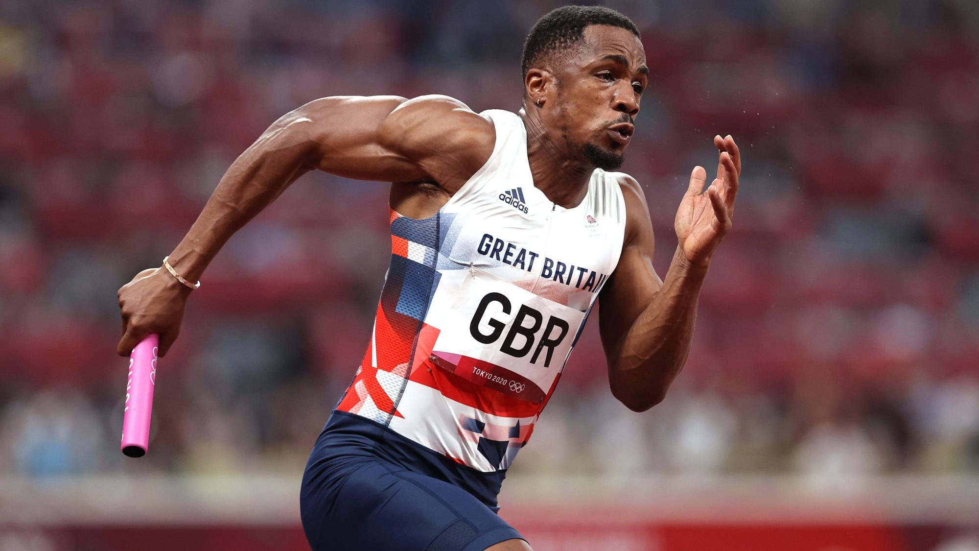 Chijindu Ujah läuft beim Olympischen Rennen über 4 x 100 Meter mit dem Staffelstab in der Hand.