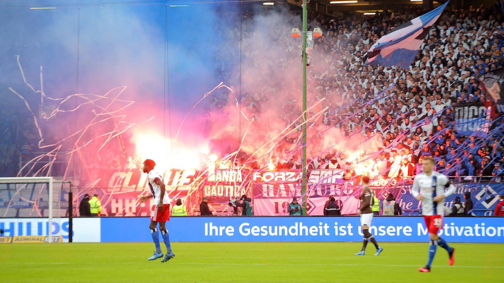 Blick auf die Nordtribüne des HSV mit Pyrotechnik.