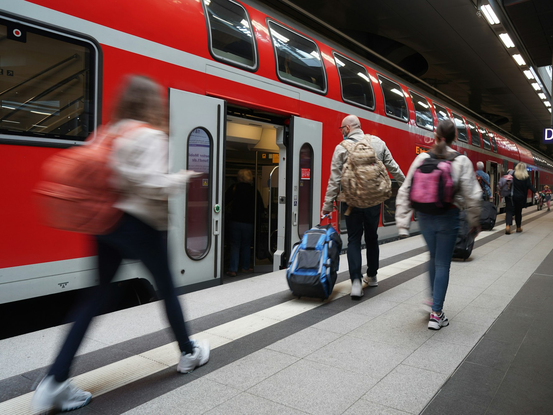 Reisende steigen in einen Regionalexpress.