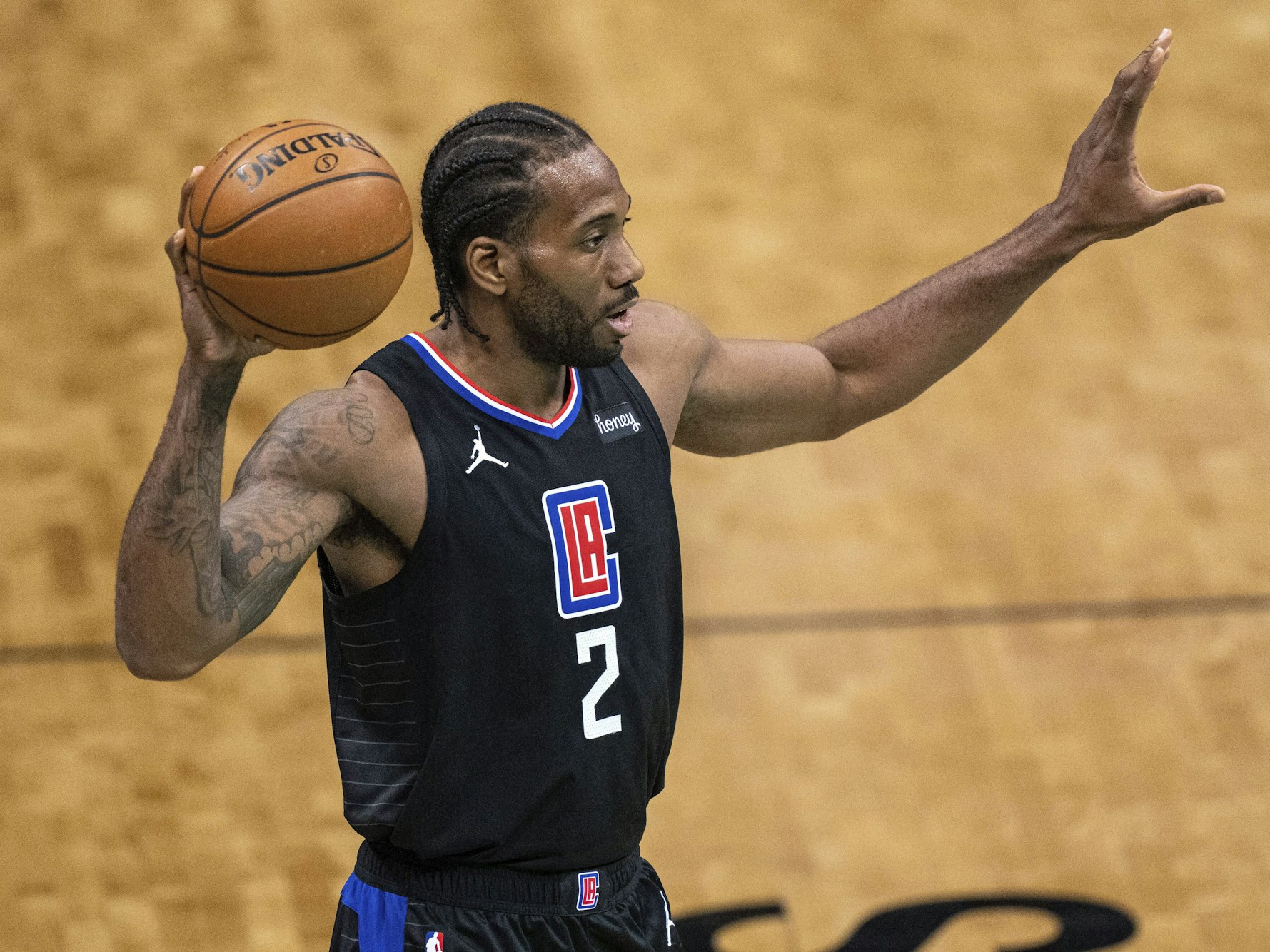 Kawhi Leonard sucht im Spiel gegen die Hornets nach einer Anspielstation