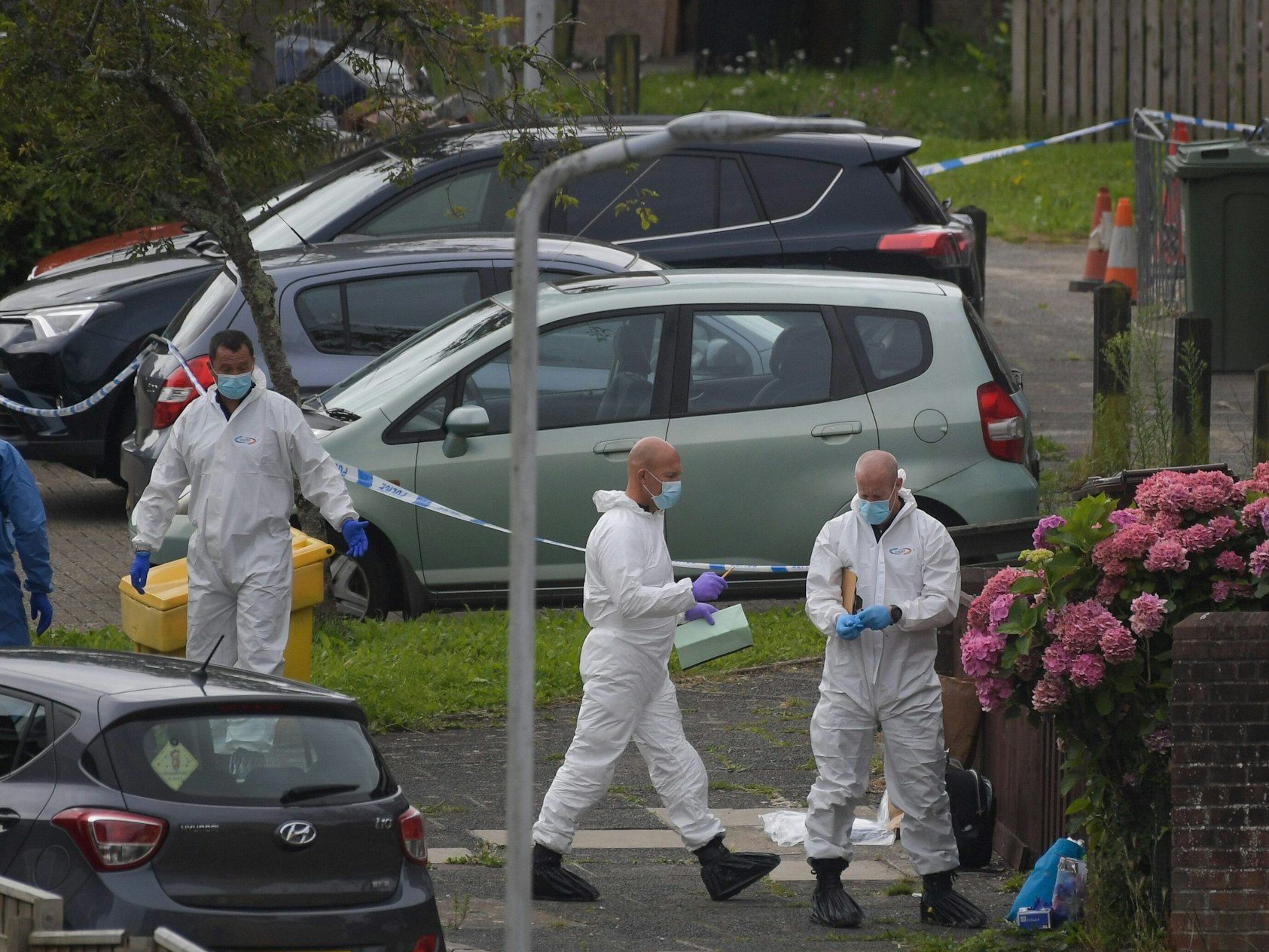 Ermittlern sicher Spuren am Tatort im englischen Plymouth.