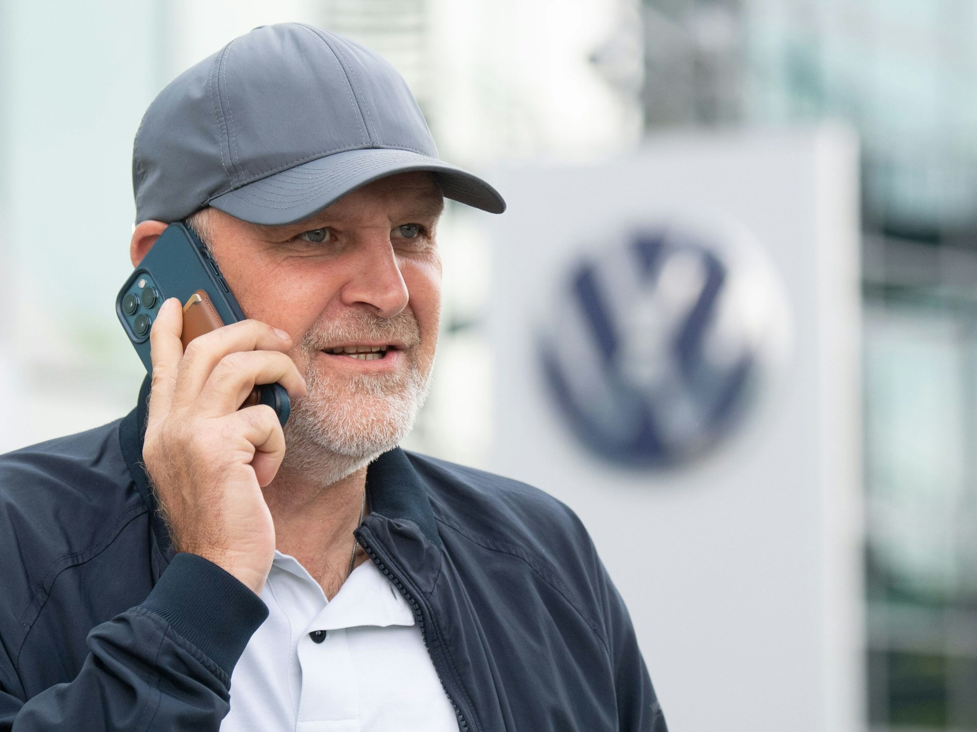 Jörg Schmadtke, Sportdirektor VfL Wolfsburg, hat Trainer Mark van Bommel im Blick.
