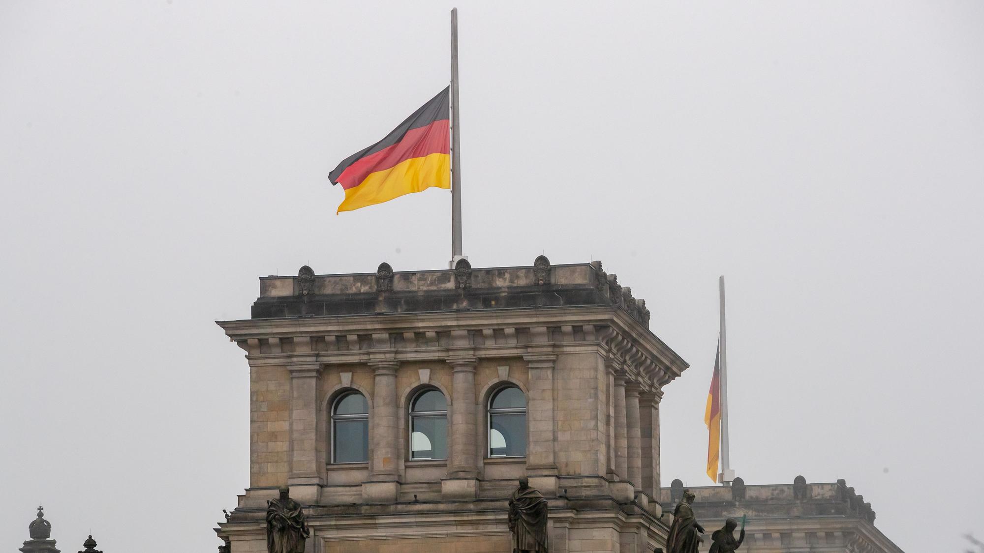 Auf Halbmast: Am 13. August ist der Anlass der Jahrestag des Berliner Mauerbaus und der Schließung der innerdeutschen Grenze. Unser Bild wurde 2021 in Berlin gemacht.