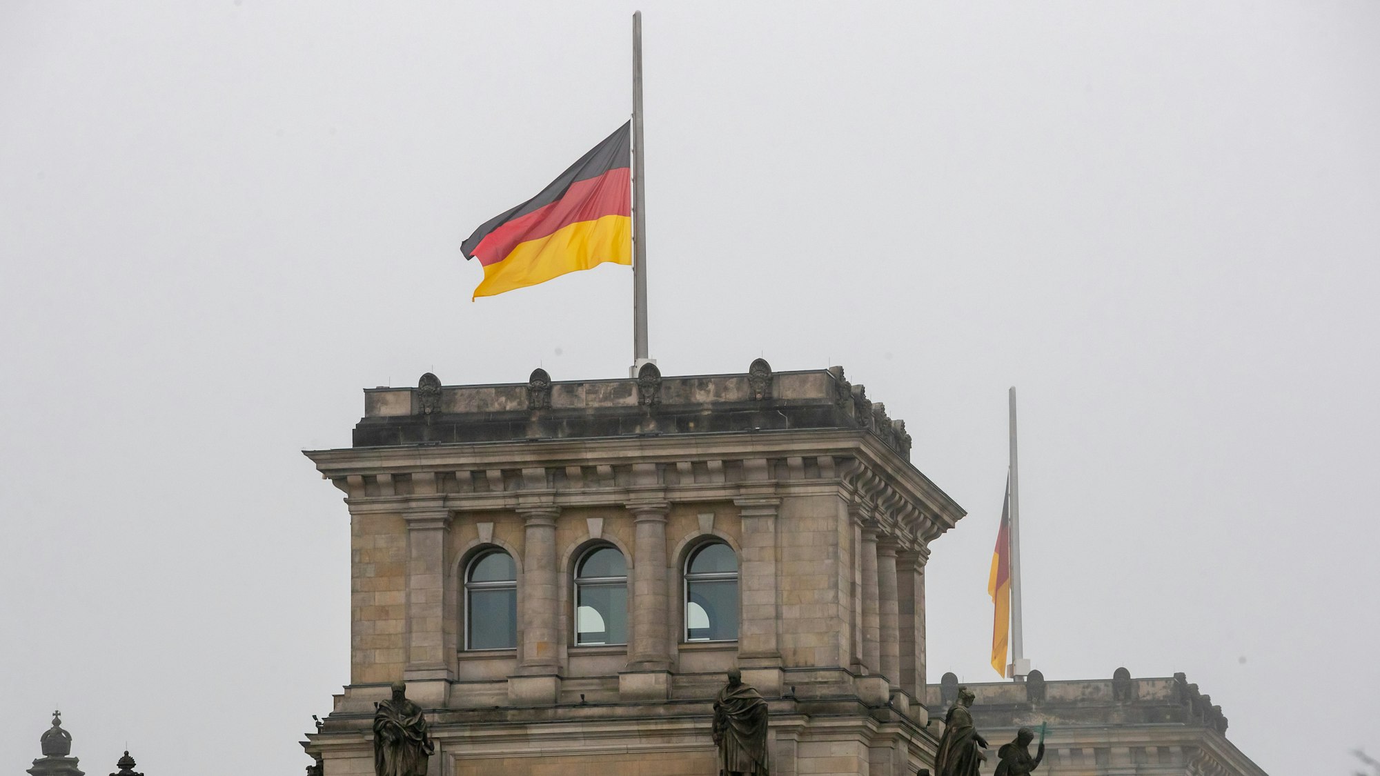 Auf Halbmast: Am 13. August ist der Anlass der Jahrestag des Berliner Mauerbaus und der Schließung der innerdeutschen Grenze. Unser Bild wurde 2021 in Berlin gemacht.