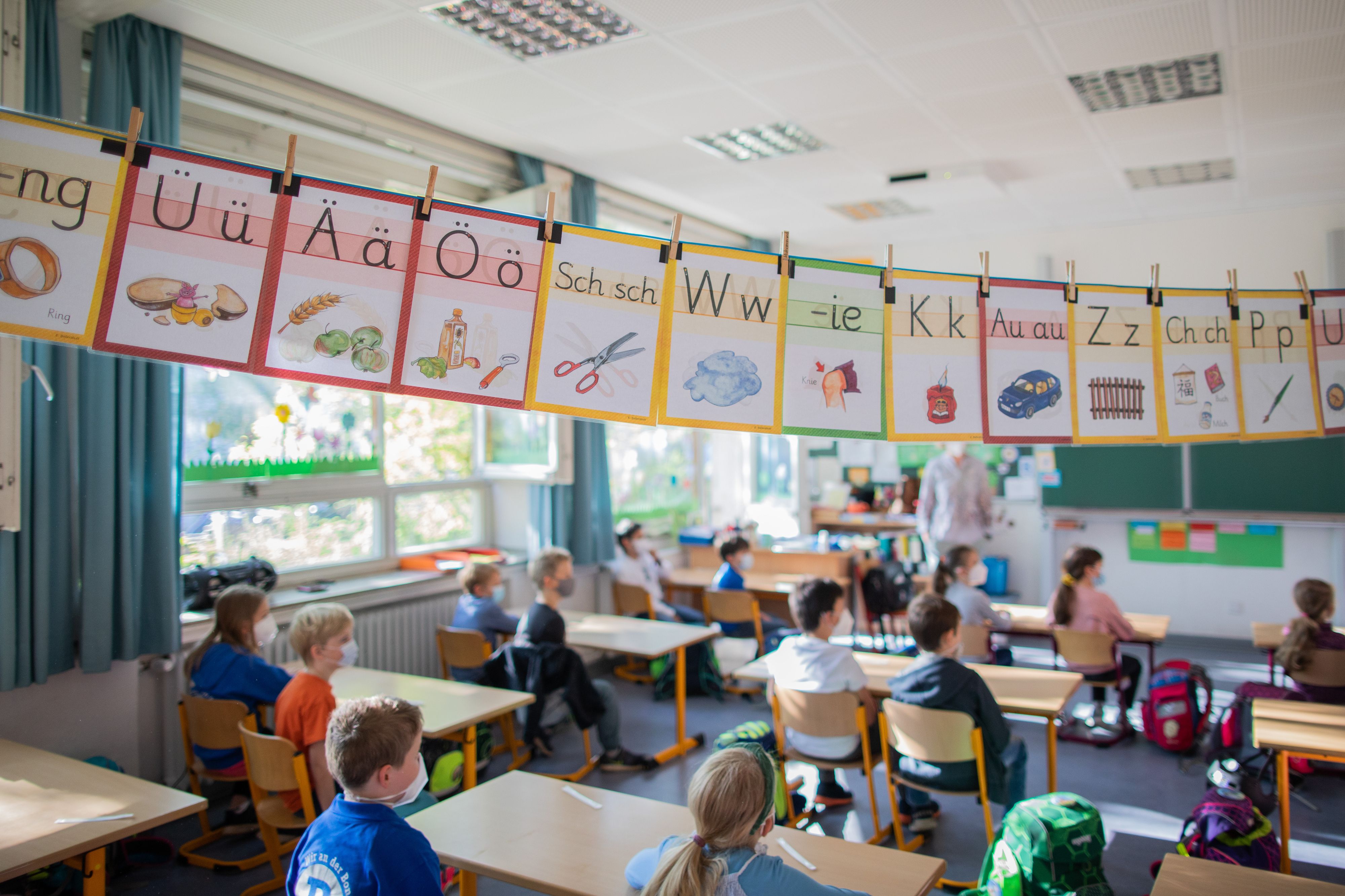 Schüler sitzen in ihrem Klassenraum.