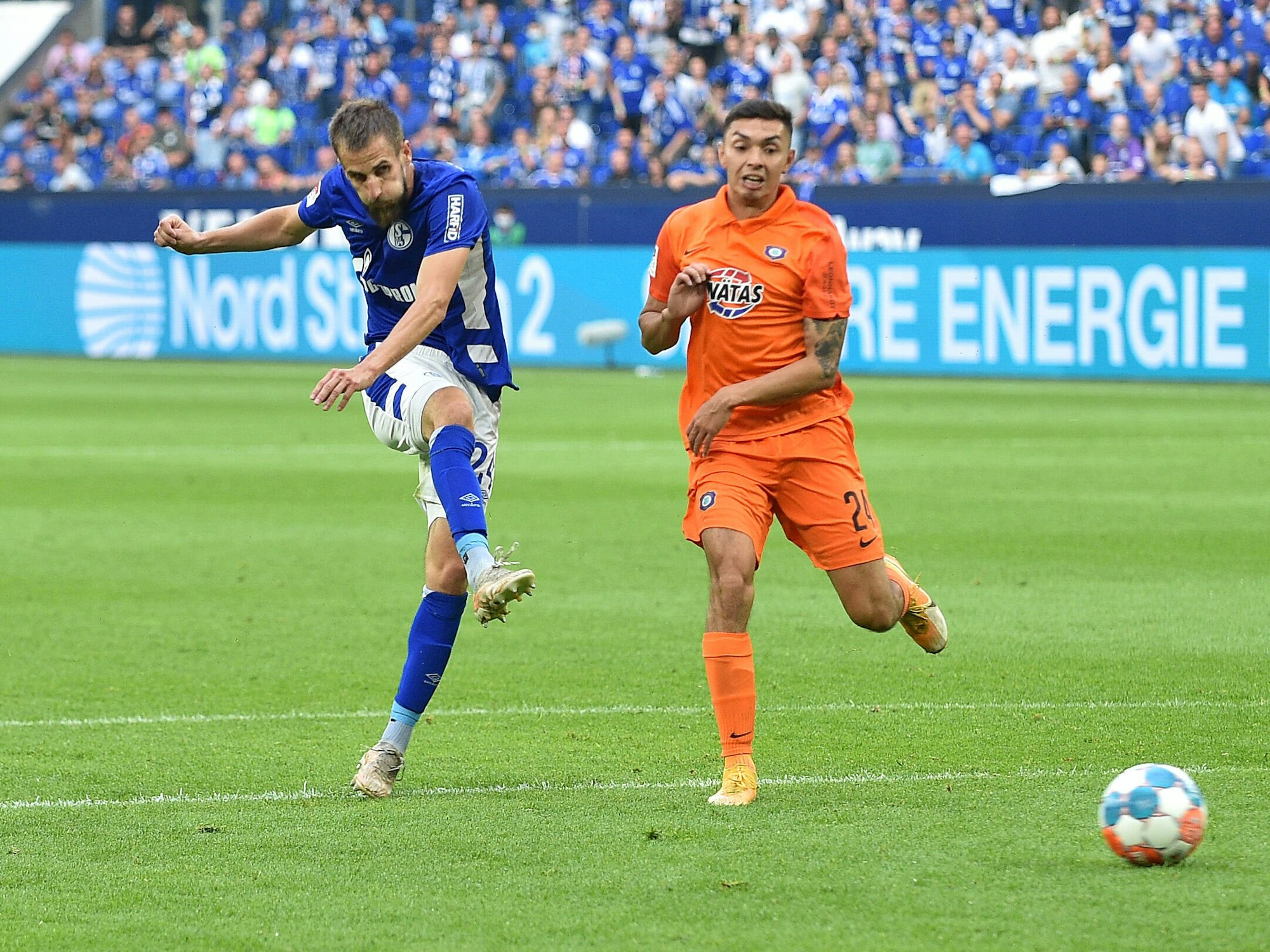 Schalkes Dominick Drexler zieht ab und trifft zum 1:0 gegen Erzgebirge Aue.