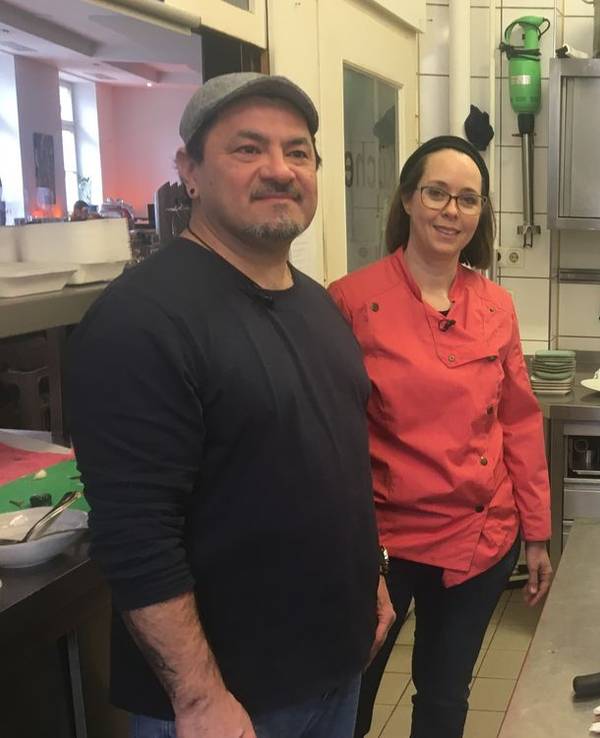 Koch Frank Rosin war in seiner Sendung Rosins Restaurants am Donnerstag (12. August 2021) in München im El Patio bei den Gastgebern Jorge und Verena zu Gast. Auf dem Bild sieht man Frank Rosin ein hergerichteten Teller in der Hand halten.