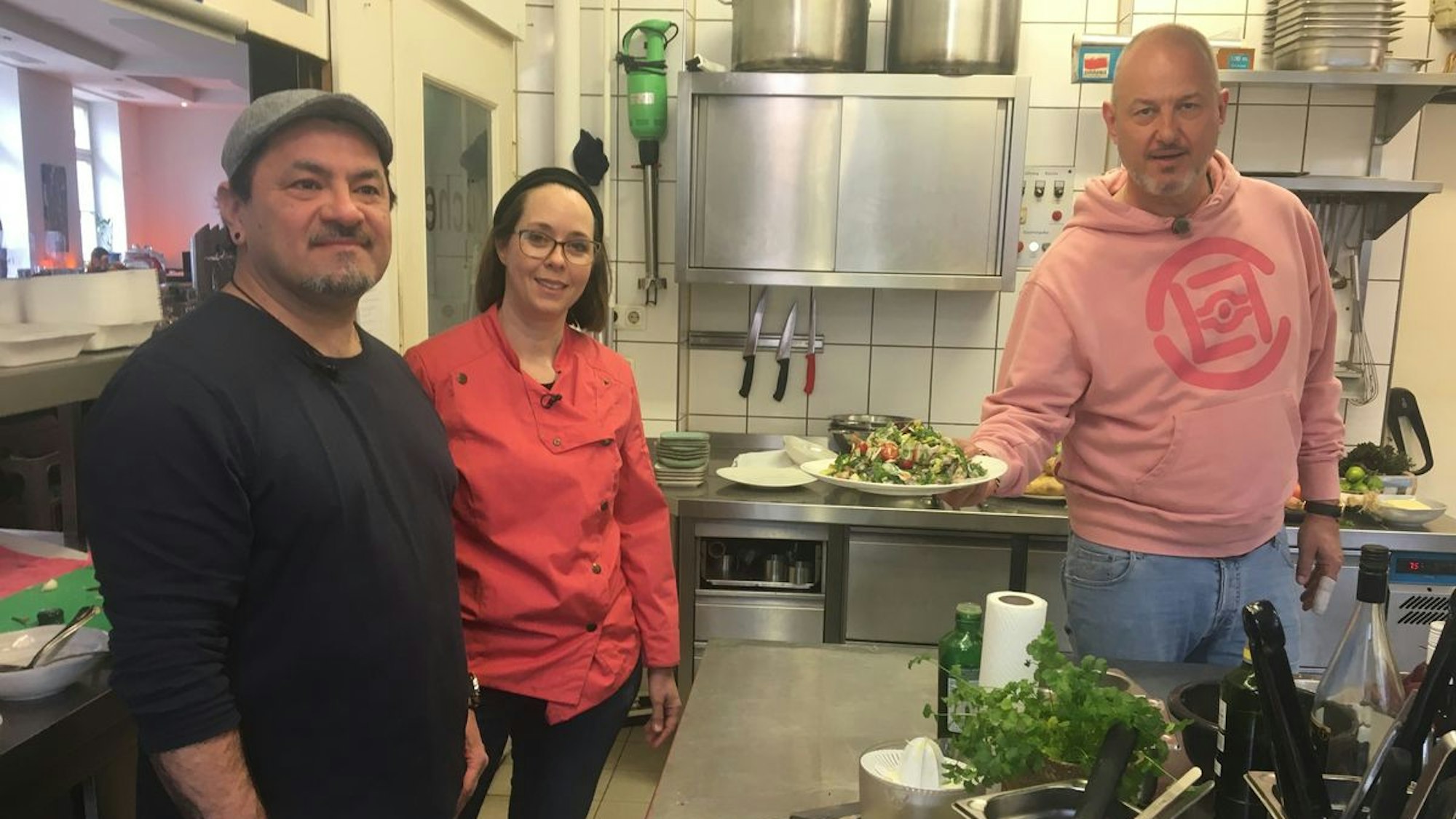 Koch Frank Rosin war in seiner Sendung Rosins Restaurants am Donnerstag (12. August 2021) in München im El Patio bei den Gastgebern Jorge und Verena zu Gast. Auf dem Bild sieht man Frank Rosin ein hergerichteten Teller in der Hand halten.