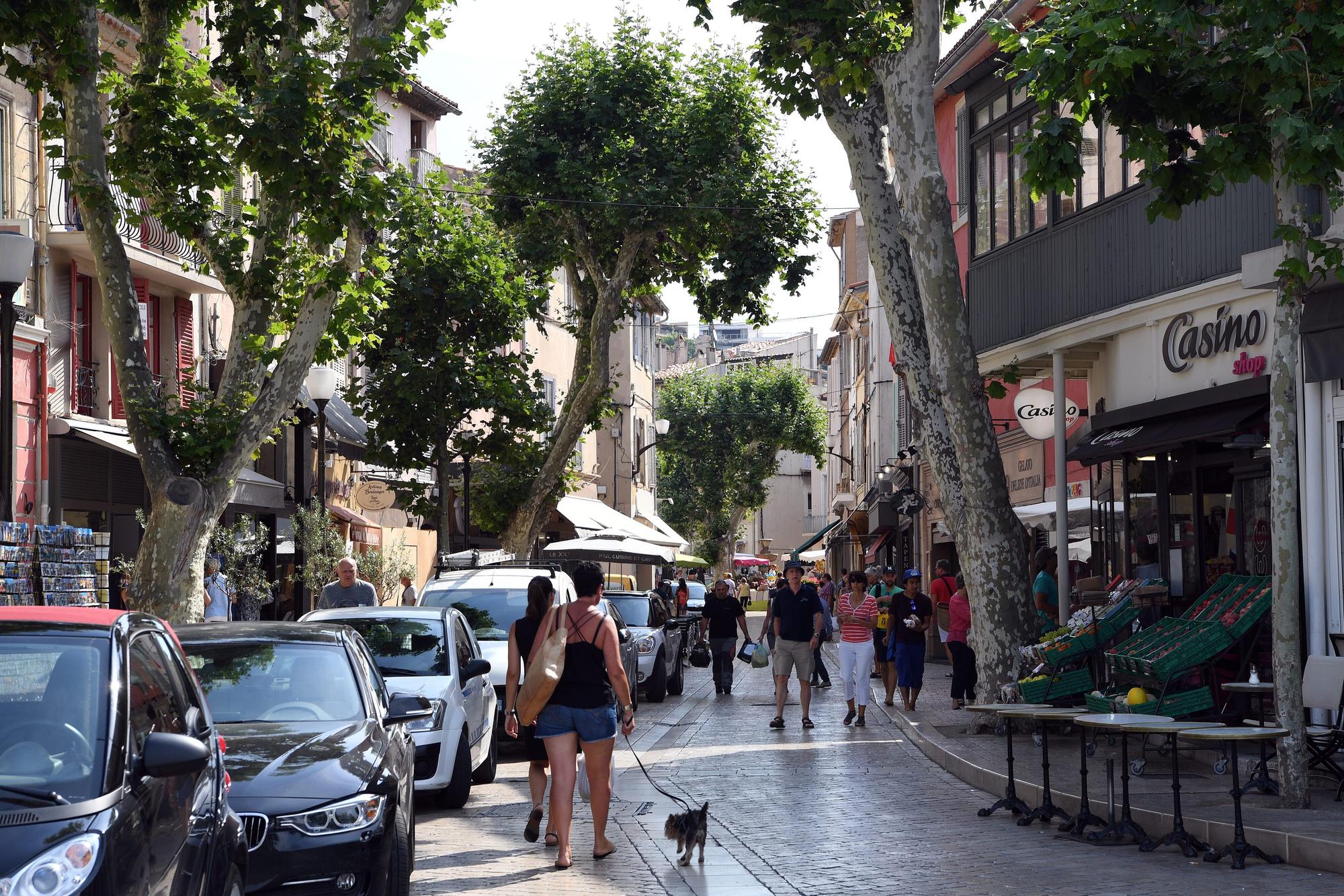 Blick in eine Einkaufsstraße in dem kleinen Ferienort an der Côte d'Azur.