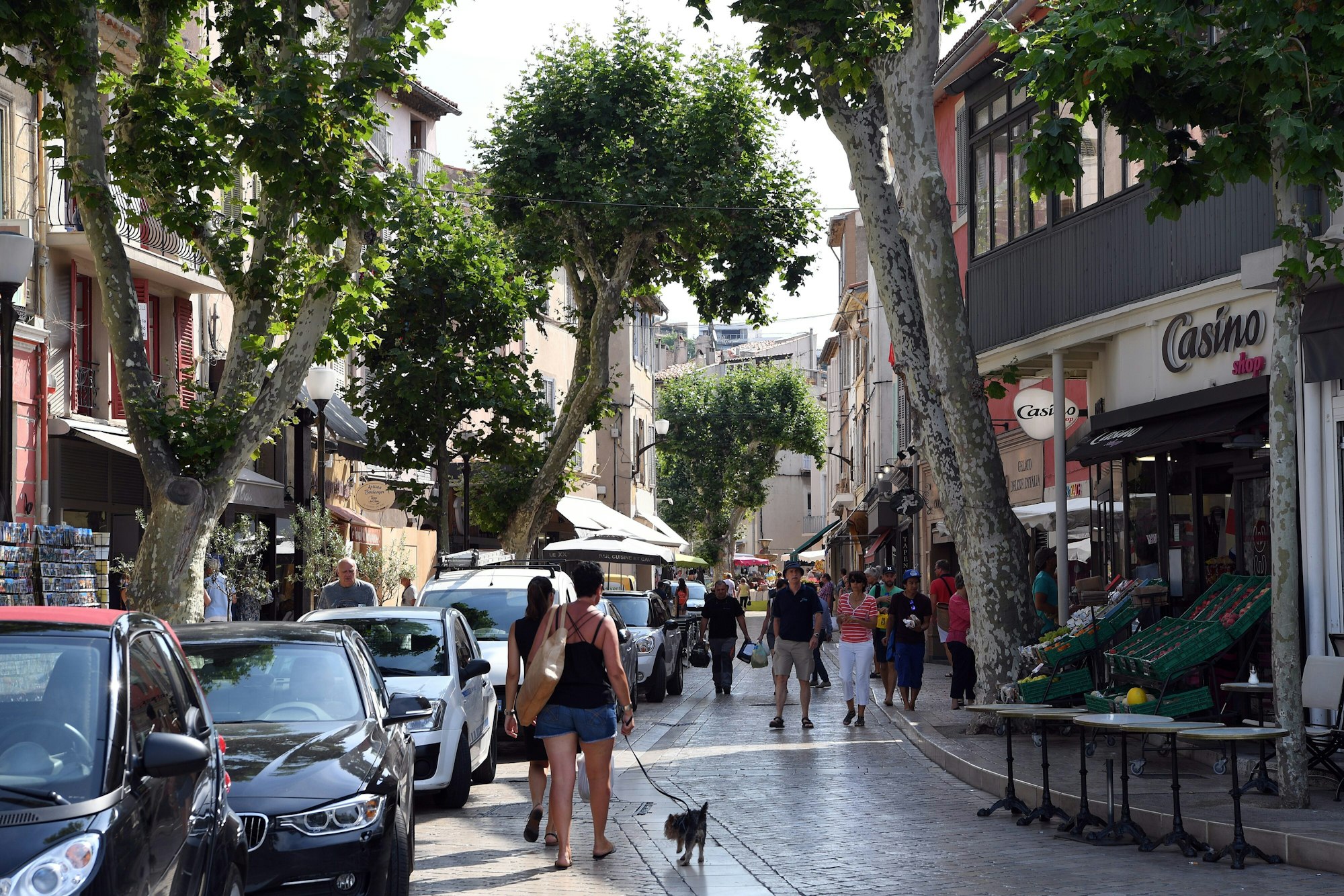 Blick in eine Einkaufsstraße in dem kleinen Ferienort an der Côte d'Azur.