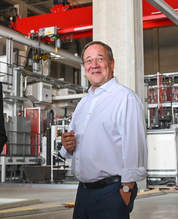 Elon Musk (l.), Tesla-Chef, und Armin Laschet, CDU-Bundesvorsitzender und Ministerpräsident von Nordrhein-Westfalen, besichtigen am Freitag (18. August) die künftige Gigafactory in Grünheide. Laschet brachte den Tesla-Chef mit einer Frage unfreiwillig zum Lachen.