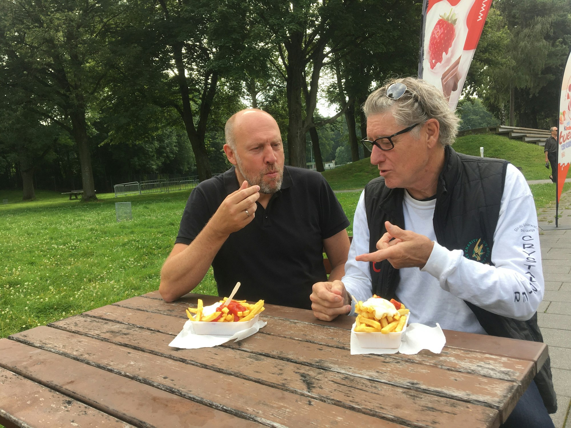 Toni Schumacher und Sven Pistor beim Pommesessen im Freibad.