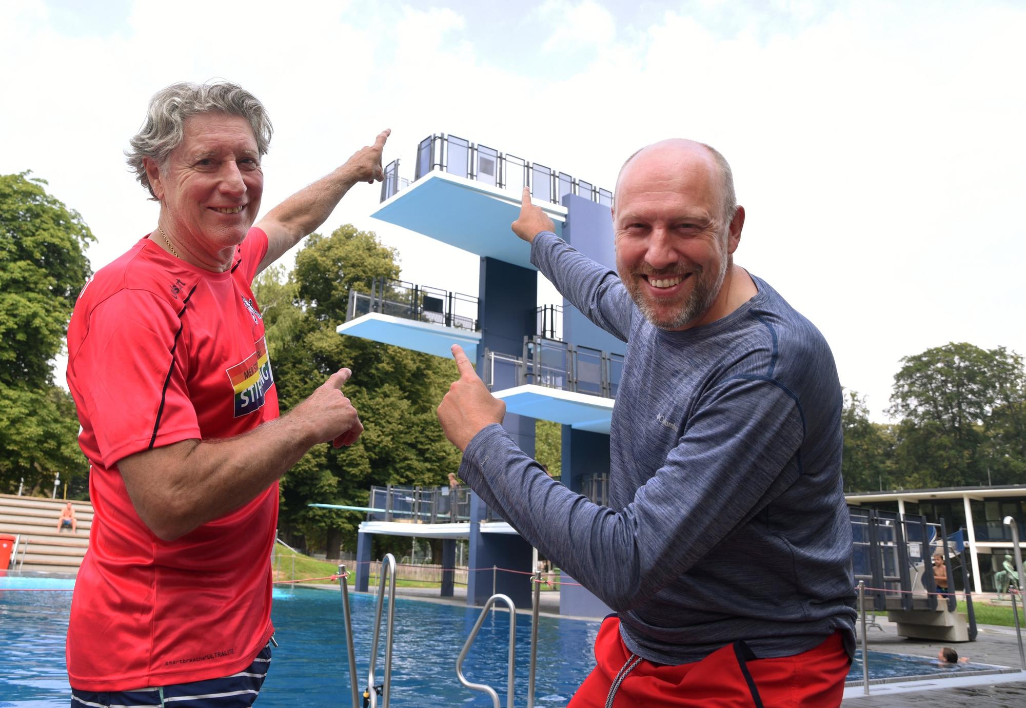 Toni Schumacher und Sven Pistor vor dem Zehn-Meter-Turm im Stadionbad in Köln-Müngersdorf.