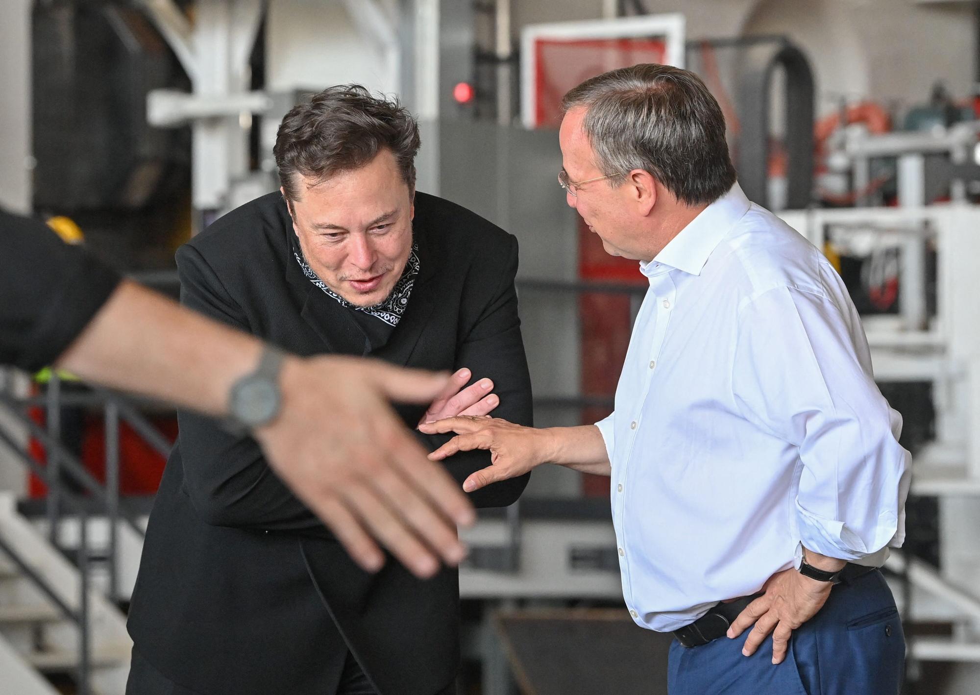 Ein Treffen, das für schöne Wahlkampffotos sorgen soll: Der Multimilliardär und mächtiger US-Unternehmer auf der einen (Musk, l.), der möglicherweise künftige mächtigste Mann Deutschlands auf der anderen Seite (Kanzlerkandidat Laschet, r.).