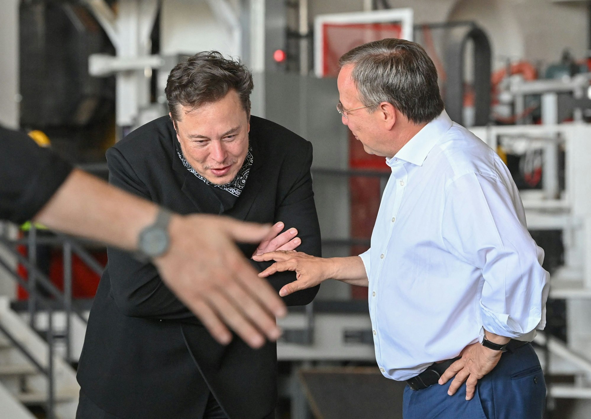 Ein Treffen, das für schöne Wahlkampffotos sorgen soll: Der Multimilliardär und mächtiger US-Unternehmer auf der einen (Musk, l.), der möglicherweise künftige mächtigste Mann Deutschlands auf der anderen Seite (Kanzlerkandidat Laschet, r.).