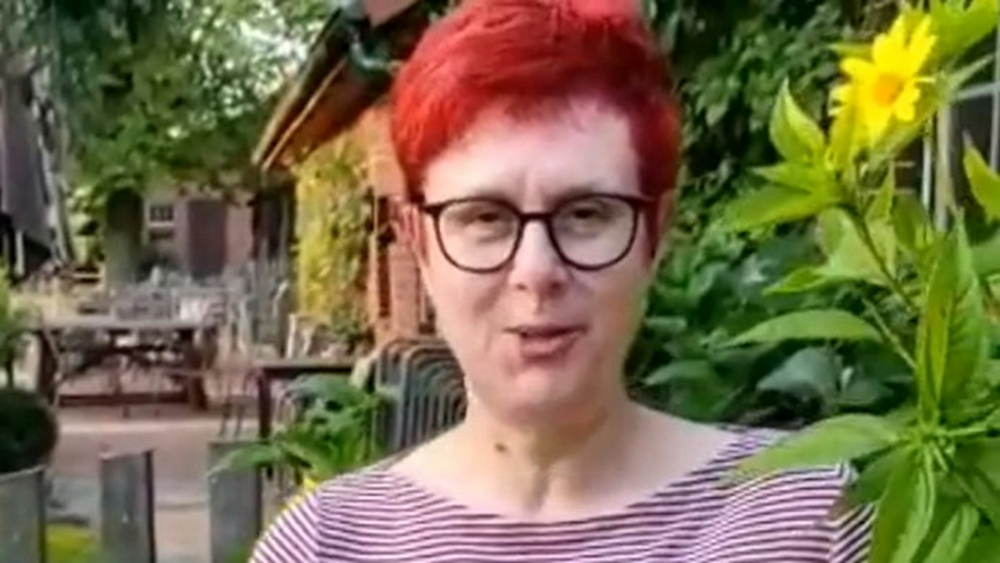 Iris Abel hat dieses Video (aus dem der Screenshot stammt) am 12. August auf ihrer Instagram-Seite iris.abel.official gepostet. Darauf zeigt sie sich total verändert - mit kurzen roten Haaren.
Download am 13. August 2021